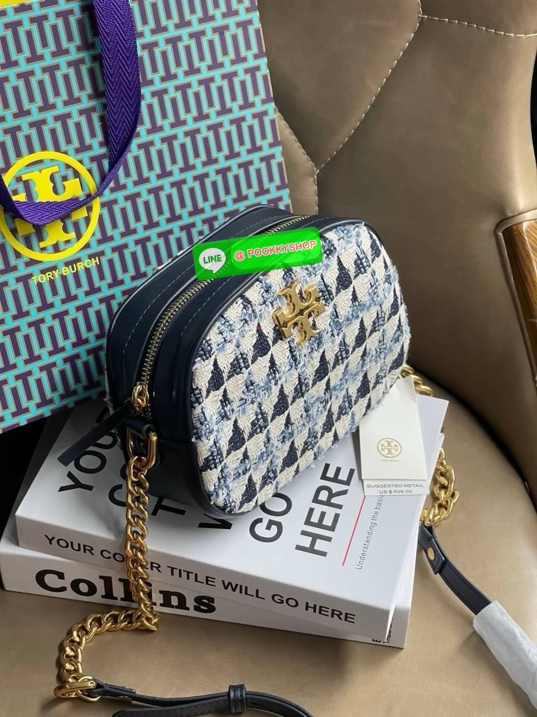 Tory burch kira chevron tweed small camera bag สาว ๆ ลุคคุณหนูไม่ควรพลาด Collection นี้เลยนะคะ เพราะ Kira Chevron เป็นรุ่นที่ตอบโจทย์และครองใจสาว ๆ ได้อย่างแท้จริง ลวดลายบนกระเป๋าแบบกราฟฟิคมีเท็กเจอร์ ทำให้กระเป๋าดูมีราคามากยิ่งขึ้น มาพร้อมกับโลโก้ Double