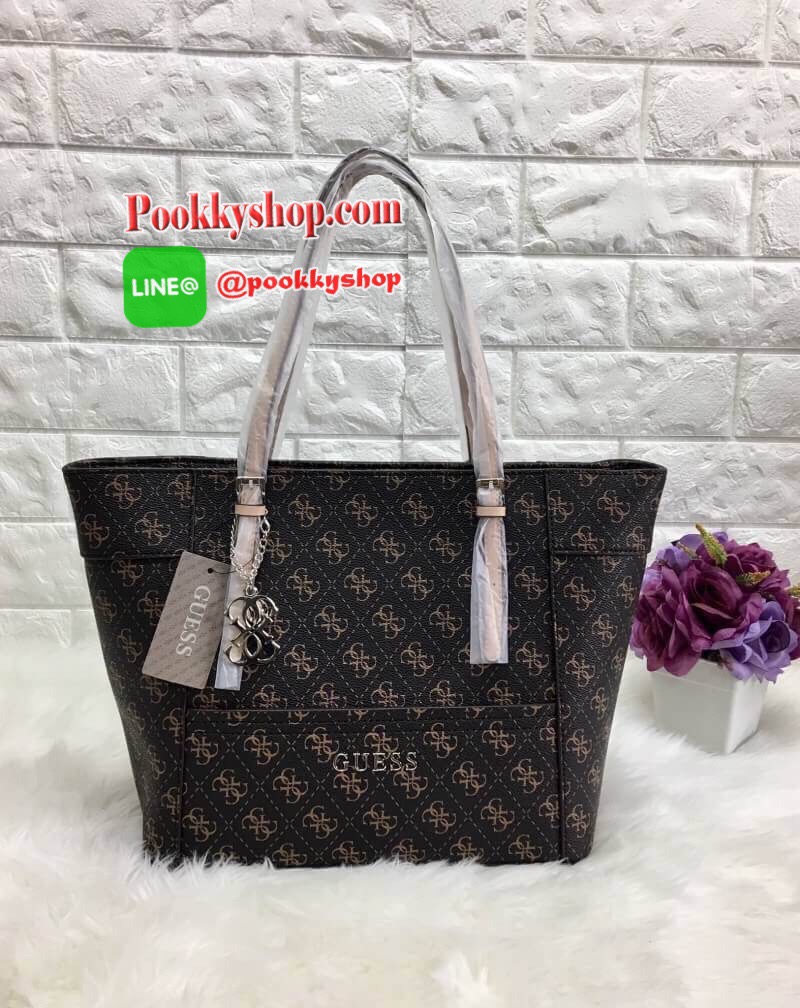 New in GUESS LARGE TOTE BAG พร้อมส่งกระเป๋าถือหรือคล้องไหล่ได้ ลายหนังแบรนด์ตัวจีไขว้ตามแบบฉบับแบรนด์เลยค้าา นำ้หนักเบานะค่ะ ด้านหน้าติดอะไหล่แบรนด์ตัวใหญ่ พร้อมห้อยพวงแบรนด์อะไหล่เงินด้านหน้ามาด้วยค่ะ เปิดปิดกระเป๋าด้วยซิป ซัปในลายแบรนด์ ด้านในโล่งกว้างใ