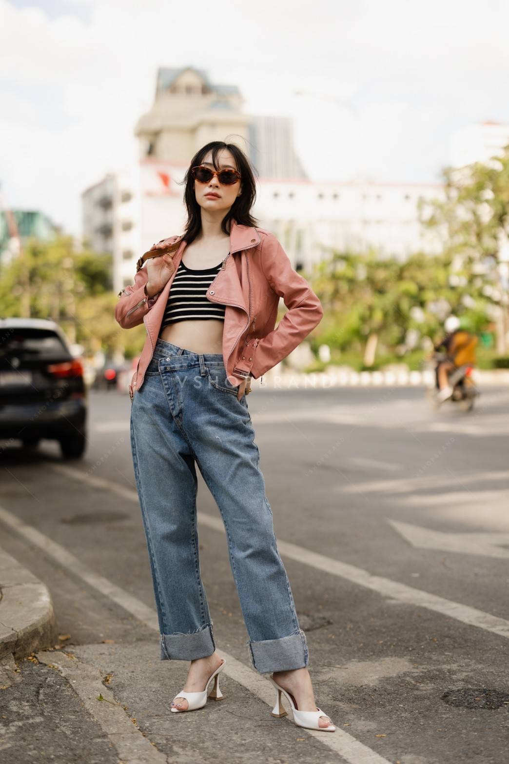 แจ็คเก็ตหนัง pvc เนื้อดีนิ่มๆใส่สบาย แต่งดีเทลสุดชิคด้วย ซิปแขนข้าง พร้อมเชือกคาดเอวล่าง ให้ลุคสาว swag มากๆเลยค่ะ