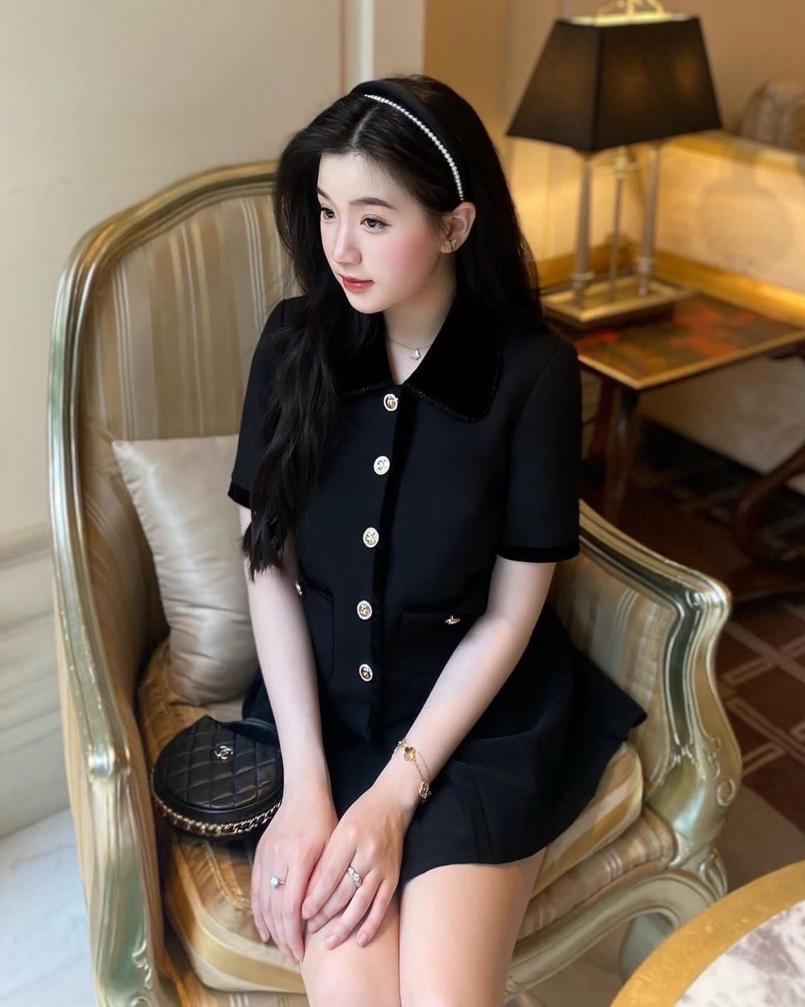 ชุดเซทแฟชั่น Set 2 ชิ้น สีดำเสื้อครอปแขนสั้น ดีเทลเย็บต่อคอปกและกุ๊นผ้ากำมะหยี่