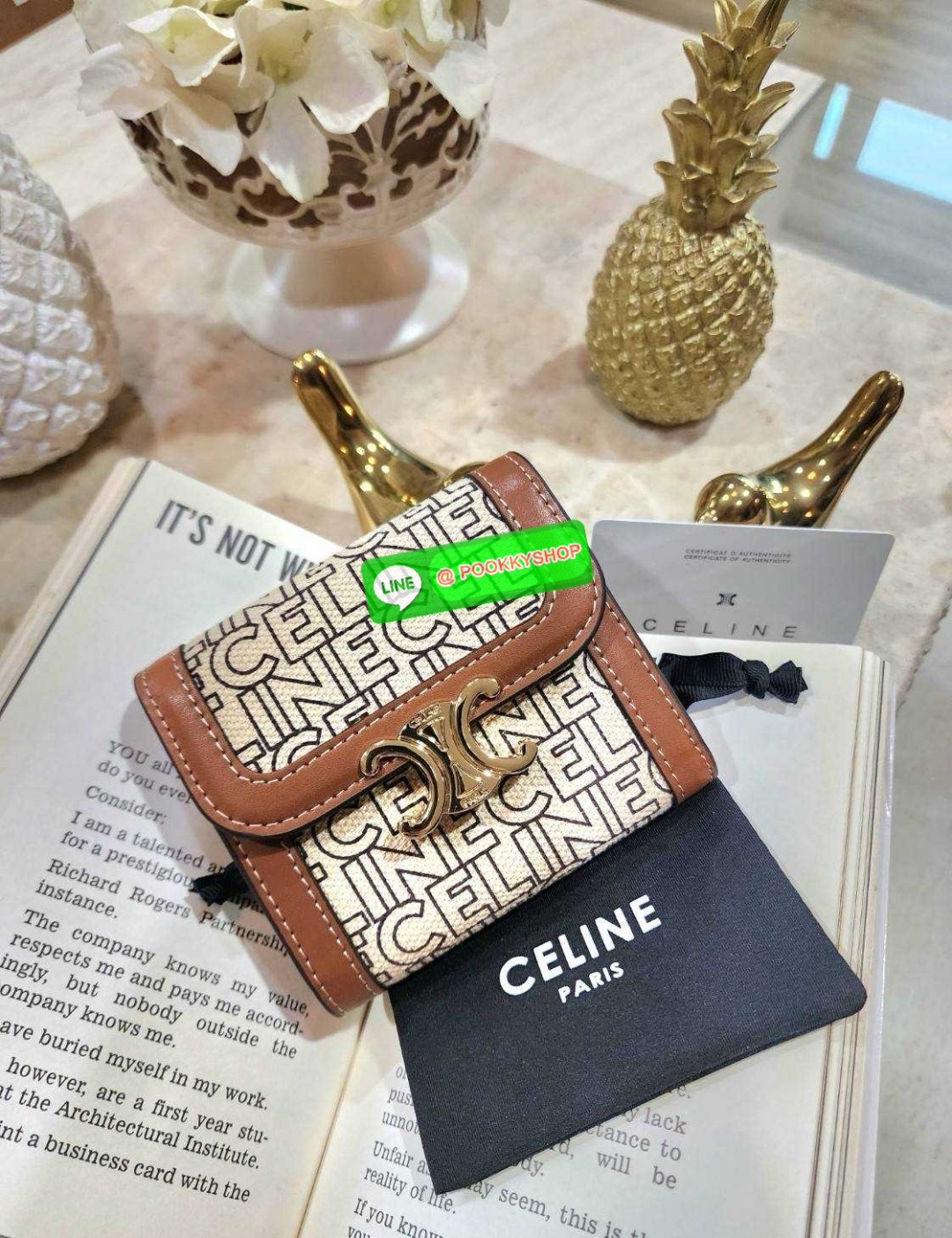 ✴️NEW ARRIVAL!✴️CELINE SHORT WALLET VIP GIFT WITH PURCHASE (GWP) กระเป๋าพรีเมี่ยมกิ๊ฟ Limited จาก CELINE HAUTE PARFUME DUTYFREE COUNTER สวยอยู่ทรงมีโลโก้แบรนด์ด้านหน้าเปิดปิดด้วยฝาพับกระดุมแม่เหล็ก ภายในมีช่องแบ่งหลายช่อง ช่องใส่บัตร ช่องใส่
