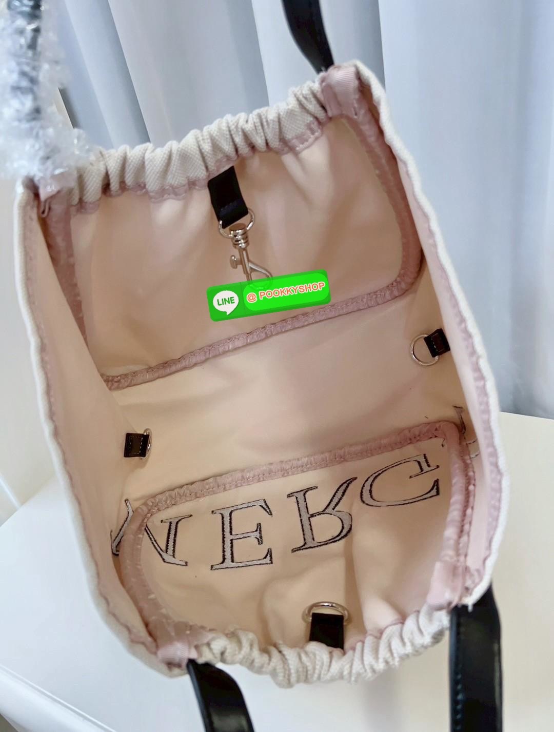MERGE A DAY MEDIUM BAG 🔖พร้อมส่ง! กระเป๋าหิ้วหรือคล้องไหล่ ทรงสวย วัสดุผ้าทอเทคนิค Flyknit อย่างดี แต่มีน้ำหนักเบา หูหิ้วแบบหนังมีความแข็งแรงในการใช้งานค่ะ ภายในโล่งกว้าง ใส่สัมภาระได้เยอะค่ะ