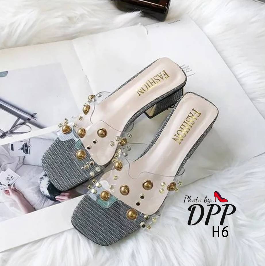 H6 พร้อมส่ง รองเท้า ส้นตันสูง2นิ้ว สไตล์HERMES ทรงสวม หน้าตัวH วัสดุทำจากพลาสติกนิ่ม สัมผัสสบายเวลาใส่ไม่บาดเท้า ตกแต่งหมุดสีทอง ตัวรองเท้าทำจากผ้ากลิตเตอร์ ส้นทรงเหลื่ยมตัดขอบทอง งานสุดไฮโซ ใส่งาน และใส่สบายมากๆคะ