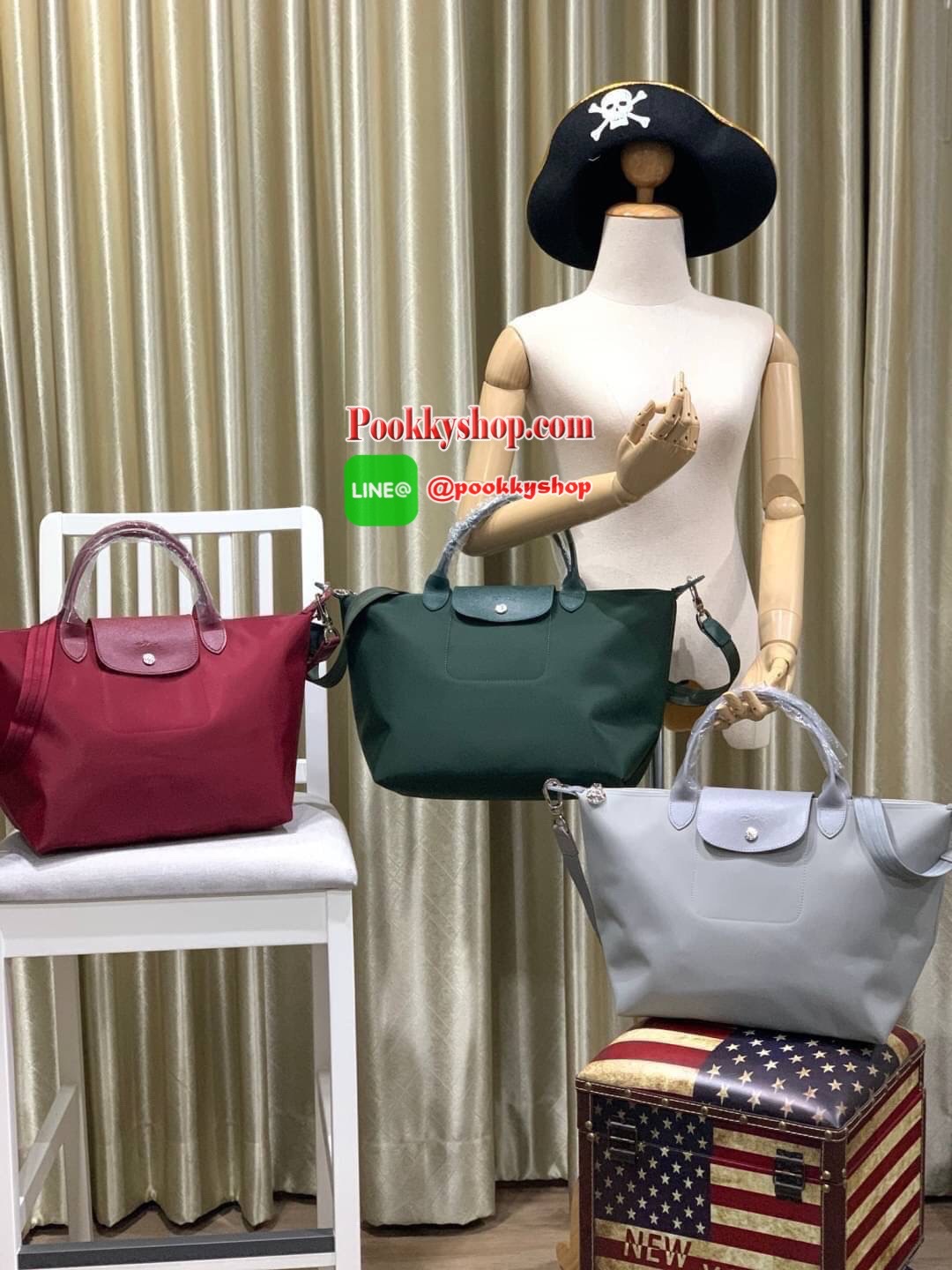 Longchamp Le Pliage Neo Size M มาพบกับกระเป๋ารุ่นยอดนิยม ที่สาวๆ ต้องมีไว้เก็บไว้สักใบ กระเป๋าโท้ทใบนี้ มาพร้อมกับสีที่มีสไตล์เรียบง่าย มีสายสะพายยาวช่วยให้คุณสามารถสะพายไหล่ได้อย่างสบาย ในขณะที่ที่ปิดแบบซิปช่วยให้คุณมั่นใจได้ว่าของด้านในมีความปลอดภัย Le
