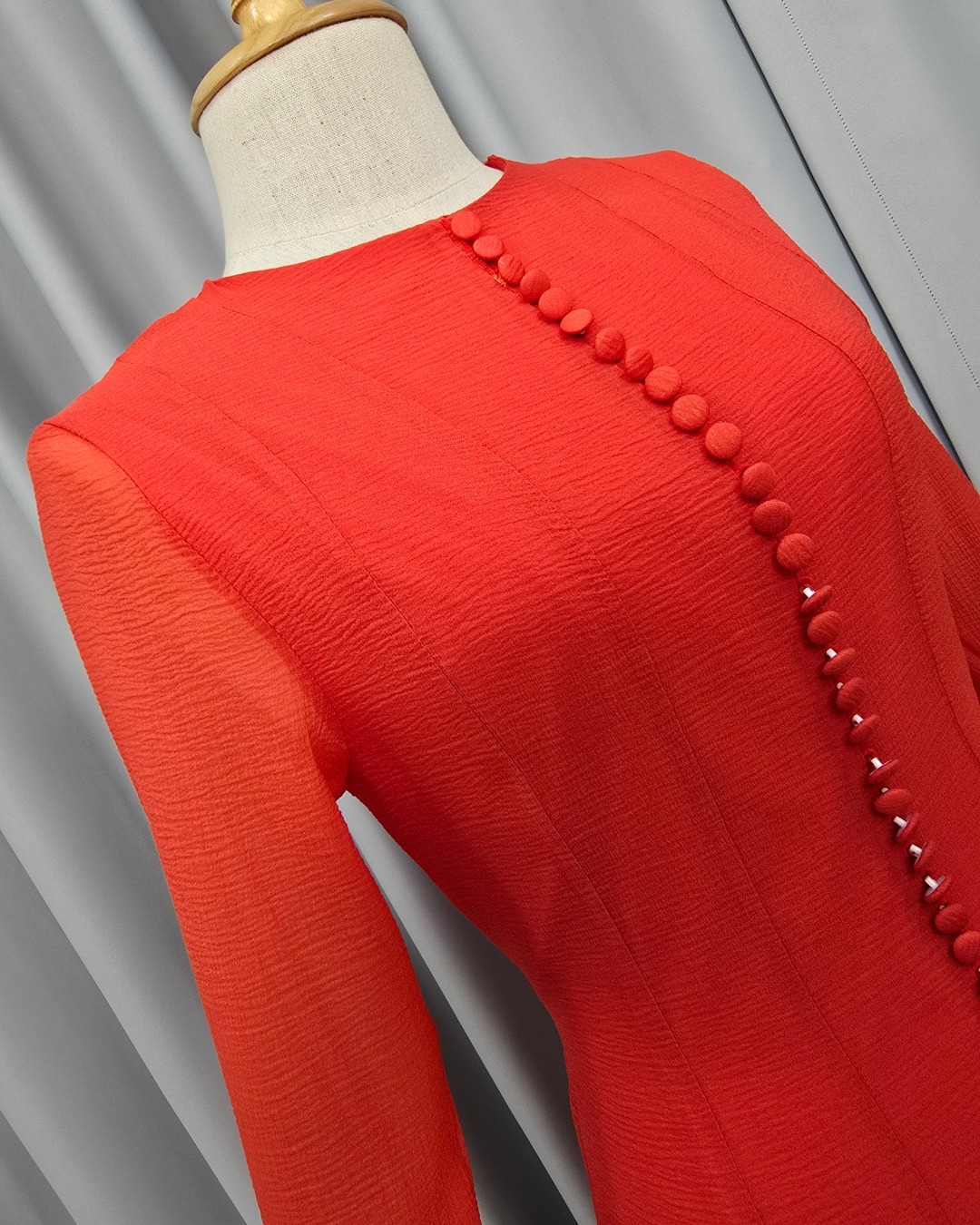 เดรสแฟชั่น เดรสกระโปรงสั้น เสื้อคอกลมแขนยาว ตีเกล็ดเข้ารูป