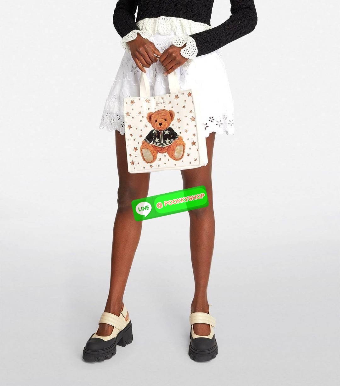 Don't Miss! Harrods London Top-handle Shopping Bag กระเป๋า Shopping แบรนด์ดังจากอังกฤษไอเท็มยอดนิยมวัสดุ PVC+Polyester 100% ของแท้เนื้อหนาอยู่ทรงกันน้ำ ขนาดกำลังดี น้ำหนักเบา เปิดปิดด้วยซิปสะดวกใช้ภายในกว้างและจุ มีโลโก้แบรนด์และมีช่องซิปเล็ก1ช่องสาม