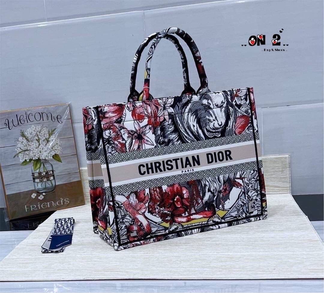Dior Christian dior book tote งานสวยงานฮอต เป็นทรงที่ใช้ได้เรื่อยๆค่ะ รุ่นนี้ฮิตตลอดกาลสาวๆควรมีติดไว้ งานสวยขนาดกำลังดีใส่ได้เยอะจุใจ