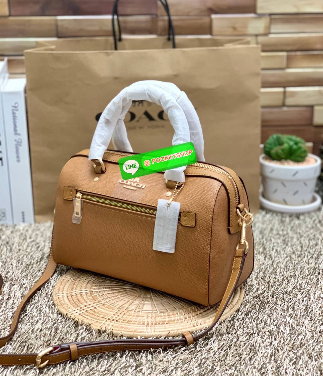 New in!! เข้าแล้วสีที่สาวๆรอคอยกันมานาน ห้ามพลาด COACH ROWAN SATCHEL ((79946)) พร้อมส่ง สิ้นสุดการรอคอย ห้า พลาดค่า! กระเป๋าหิ้ว//คล้องมือ//สะพายข้างได้ หนังแท้ลายหนังสวย ทรงสวย หรูดูผู้ดีมาแต่ไกลเลยค่าา ด้านหน้ามีช่องซิปให้ใส่ของจุกจิก ปากกระเป๋าแบบซิป ภ
