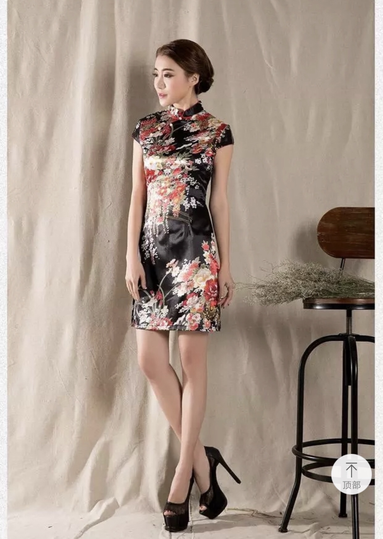 ชุดกี่เพ้าประยุกต์ ชุดกี่เพ้า สาวหมวยอินเตอร์ สีดำ ลายดอกไม้ แต่งแหวกข้าง