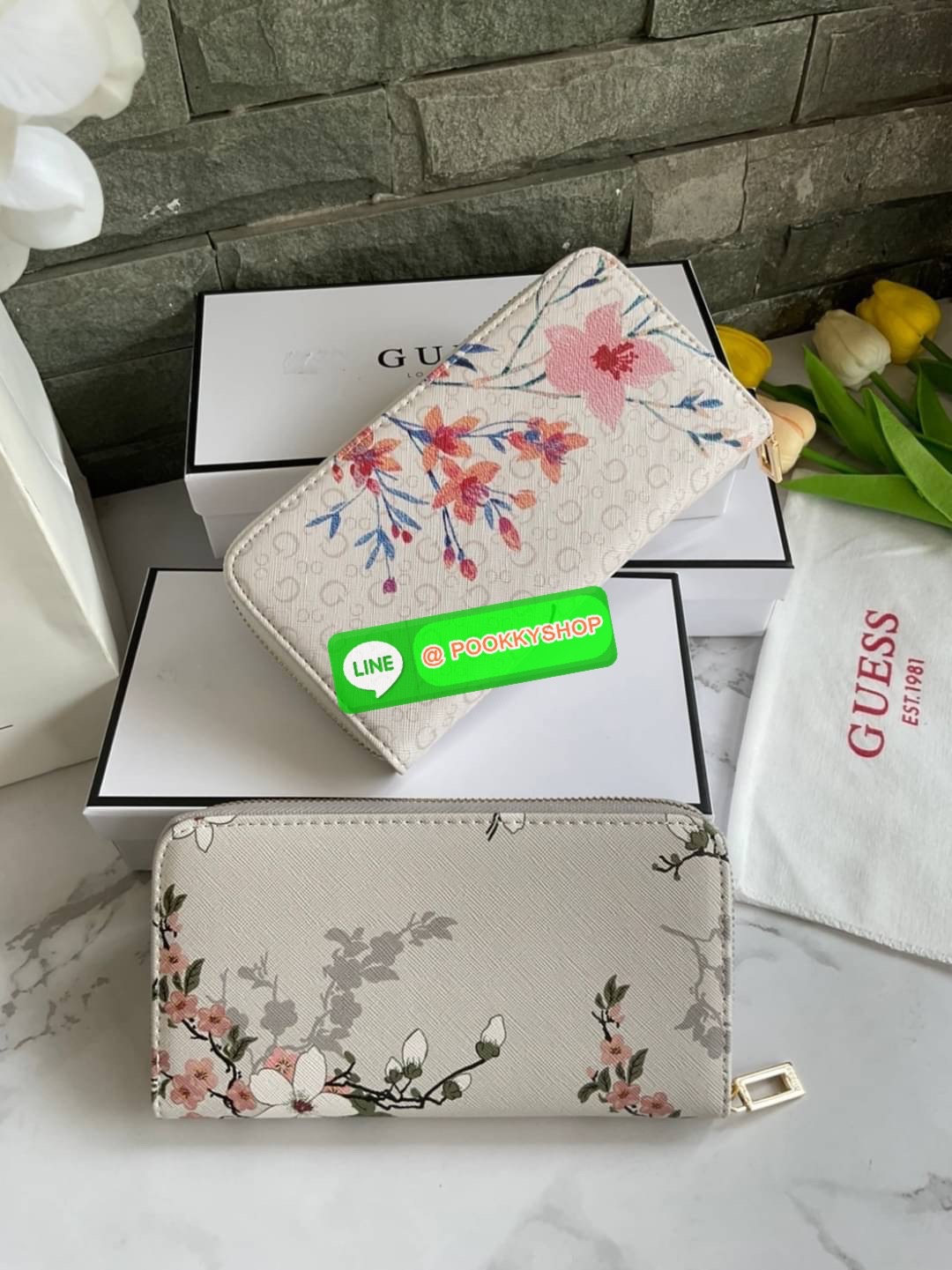 GUESS ABREE PRINTED ZIP-AROUND WALLET กระเป๋าสตางค์ใบยาวหนังซาเฟียโน่พิมพ์ลายดอกสวยหรู ด้านหน้าประดับโลโก้แบรนด์ เปิดปิดด้วยซิป ภายในแบ่งเป็น 3 ช่องหลักใส่ธนบัตรได้ มีช่องซิป 1 ช่อง ช่องใส่บัตร 8 ช่อง และมีช่องด้านหลังใส่บัตรสามารถใสธนบัตรได้อีกด้วย สามาร
