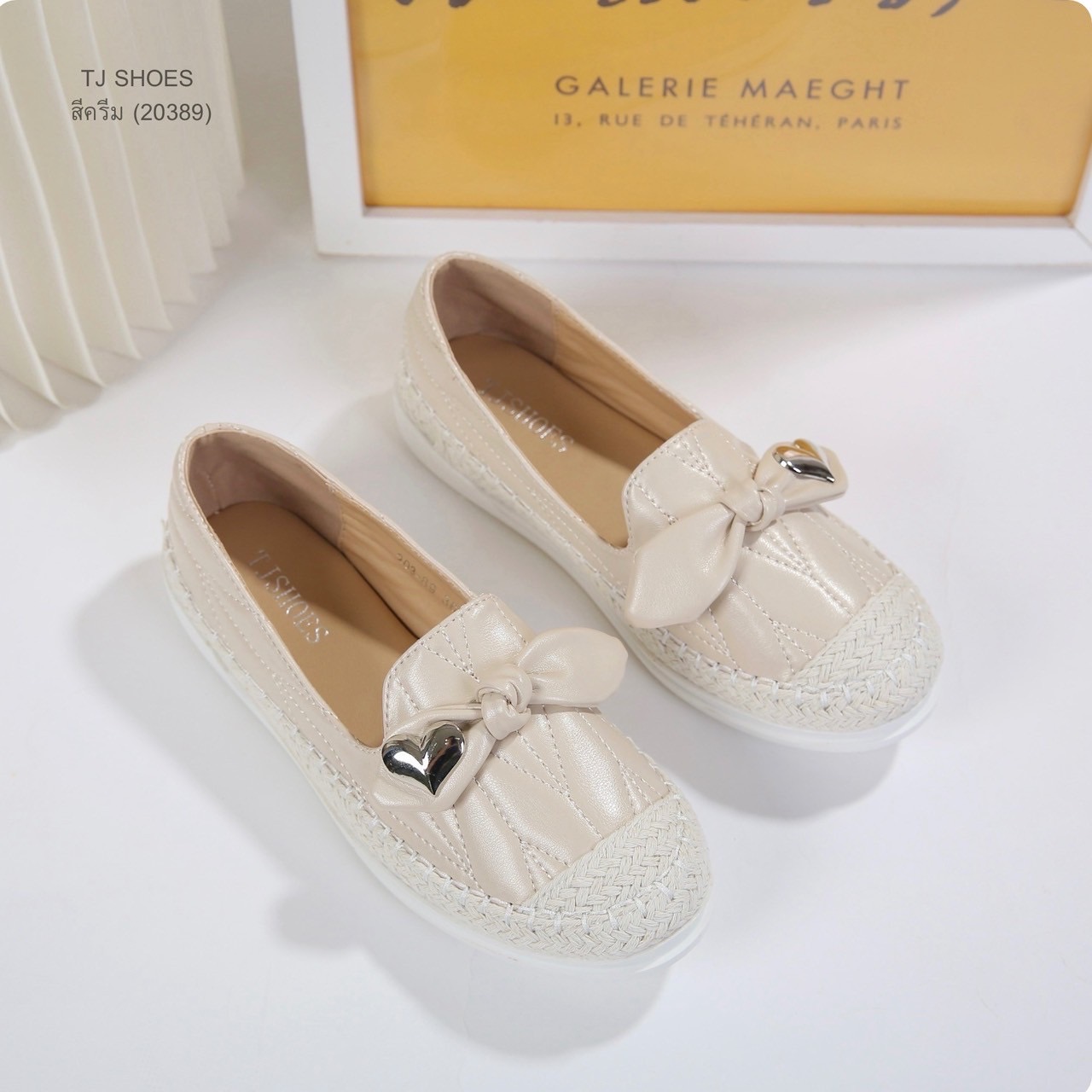 พร้อมส่งแบบใหม่มาแรง รุ่นนี้เป็นงานสั่งทำพิเศษ คุณภาพดีมากๆ - หนังรุ่นนี้นิ่ม นิ่มมากนิ่มสุดๆ - พื้นบุนวมนิ่มใส่นุ่มสบายมาก น้ำหนักเบา - ใส่นุ่มเดินทั้งวันได้สบายมากๆ - สวยใส่ง่าย แมทได้กับทุกชุด ใส่ได้ตลอดไม่ตกเทรนด์ - ส้นเกรดพรีเมี่ยมกันลื่นอย่างดี