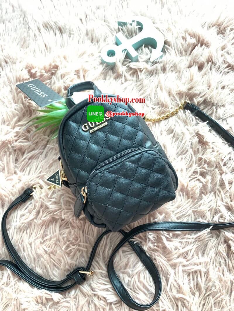 GUESS Factory Women's Evan Mini Crossbody กระเป๋าสะพายใบเล็กสุดน่ารักจาก guess มาแล้วค่า ไอเท็มสุดน่ารัก วัสดุทำจาก pu สกรีนลายสุดน่ารัก ด้านหน้ามีโลโก้ มีพวงกุญแจสวยเก๋ สายสะพายมีสายโซ่สลับหนังปรับได้ 5 ระดับ ด้านบนมีหูหิ้วจับถนัดมือ กระเป๋ามี 1 ช่อ