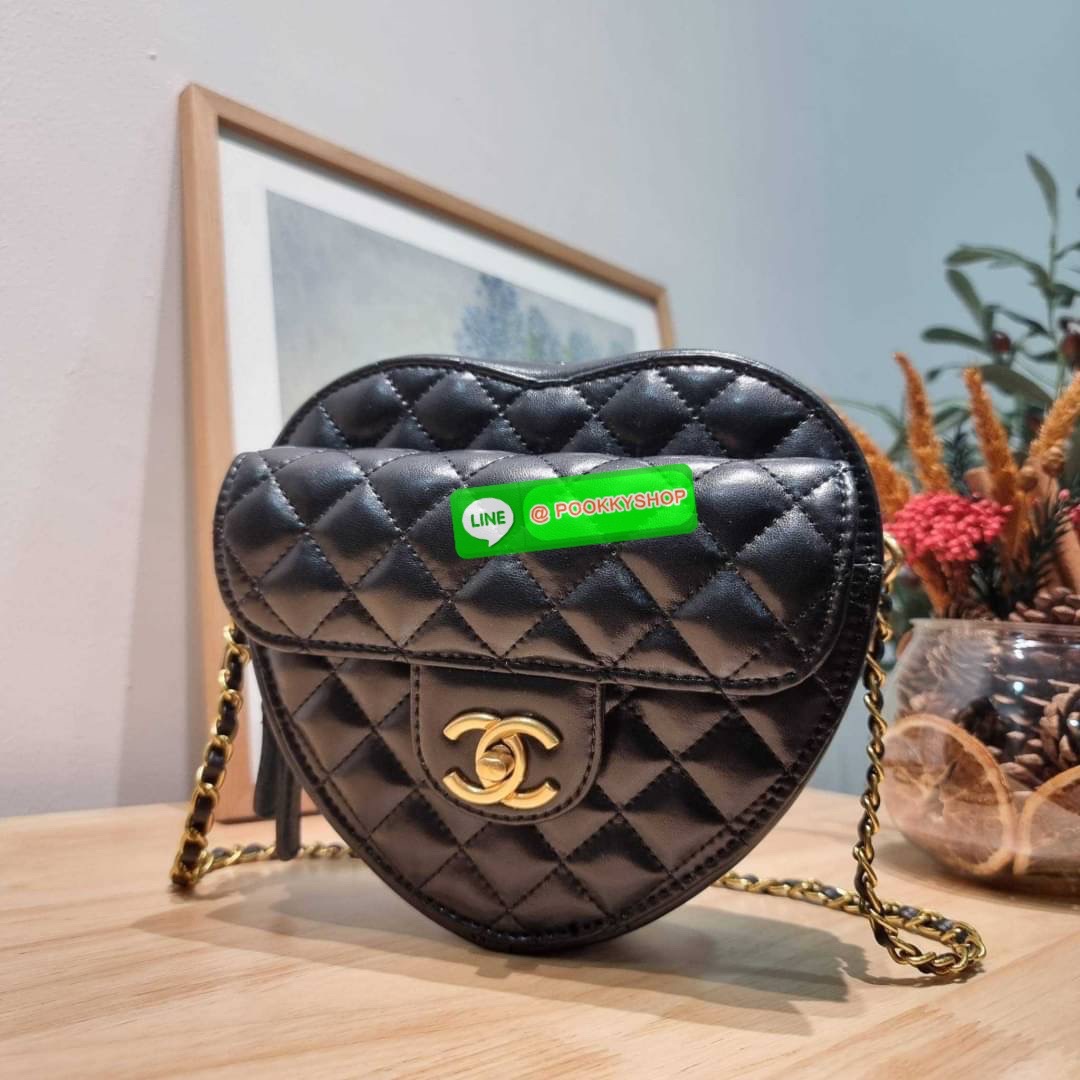สวยมาก มงลงมาก!! พรีเมี่ยมกิ๊ฟ Chanel vip สุดพิเศษจากเคาน์เตอร์ duty free กระเป๋าสะพายสุดคิ้วท์ ที่ดีไซน์รูปทรงหัวใจไม่ซ้ำใคร น่ารักทุกสี น่าใช้ไปเลยแม่!! วัสดุหนังแกะฟอกสี เปิด-ปิดด้วยซิป ด้านหน้ามีช่องเก็บของจุกจิก ภายในเป็นช่องโล่ง ใส่มือถือ ใส่กระเป๋า