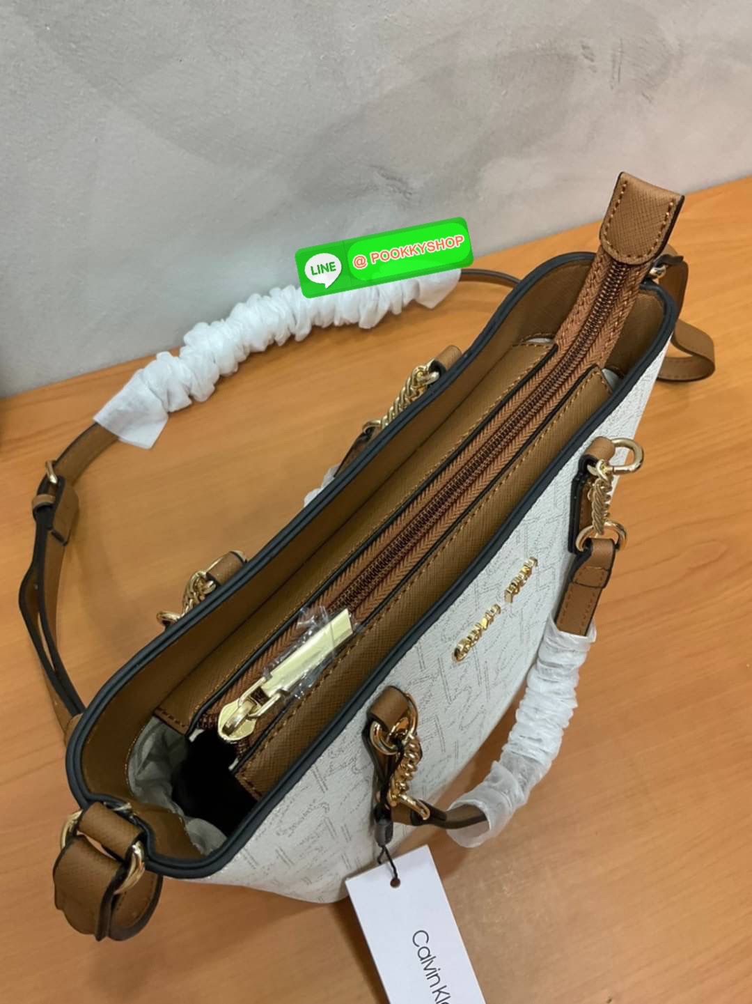 Calvin Klein Monogram Shopping Bag คอลเลคชั่นใหม่ล่าสุด ของมันต้องมี สวยหรูดูแพงมาก สำหรับรุ่นนี้!!! กระเป๋าถือ/สะพาย Crossbody รุ่นใหม่ชนช้อป รุ่นยอดนิยม วัสดุ PVC คุณภาพดี น้ำหนักเบา ด้านหน้าประดับด้วยโลโก้แบรนด์ ตัวกระเป๋าลาย monogram สวยหรู รอบใบ มาพร