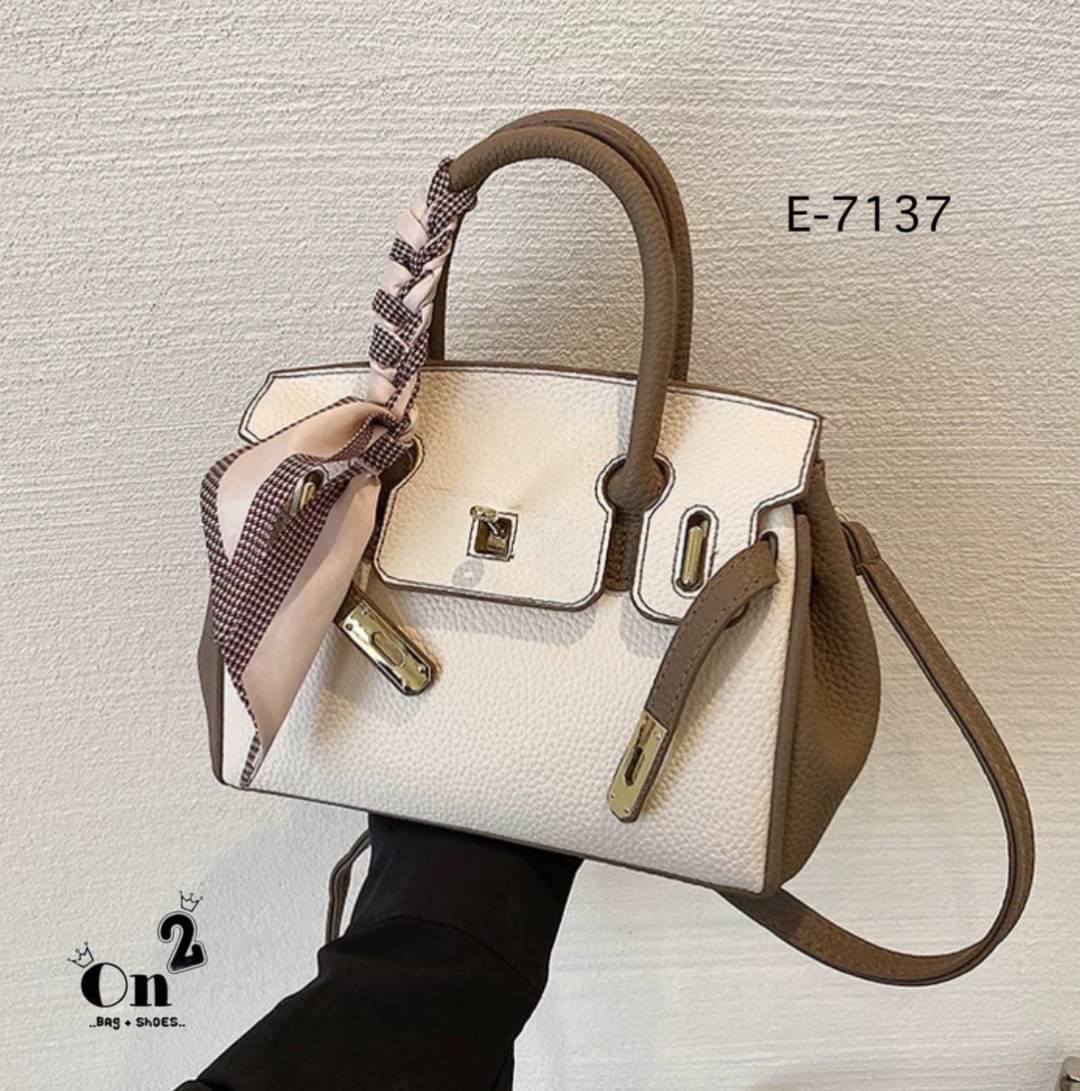 New arrivals🥳🥳 กระเป๋าแฟชั่นมาใหม่ ทรง Birkin งานสไตล์แบรนด์ เปิดหน้าอะไหล่ทอง ทรงสวยน่าใช่มากค่ะ มาพร้อมสายสะพายยาวแบบครอสบอดี้