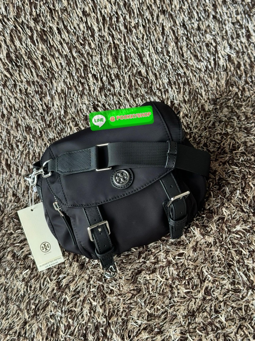 TORY BURCH VIRGINIA SMALL MESSENGER เป็นกระเป๋าที่มีรูปแบบการเปิด-ปิดด้วยกระดุมแม่เหล็ก ทำให้ปากกระเป๋าเปิดง่ายและหยิบสิ่งของสะดวก ซึ่งภายในฐานกระเป๋ามีความกว้างขวางพอสมควร เก็บสิ่งของต่าง ๆ ได้ดั่งใจ มาพร้อมดีไซน์เรียบง่ายสีดำประดับด้วยโลโก้แบรนด์อันเป็น