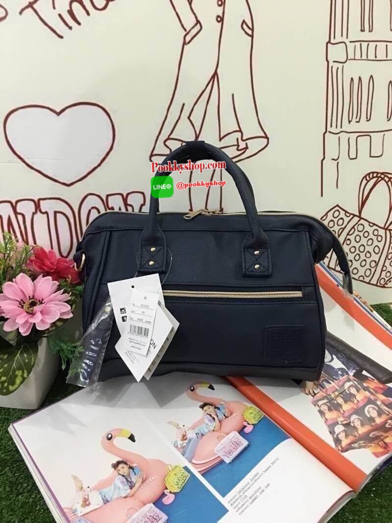 Anello polyester 2 way mini boston bag จากแบรนด์ดังในประเทศญี่ปุ่น กระเป๋าสไตล์คลาสสิค มีโครงปากกระเป๋ากว้างเป็นสัญลักษณ์ วัสดุหนังpu กันน้ำได้ ภายในมีช่องใหญ่และช่องเล็กด้านข้าง2ช่อง เปิดปิดด้วยซิปคู่ มีตัวล้อคที่หูจับ ด้านหน้ามีช่องซิปเล็กใช้งานได้จริง