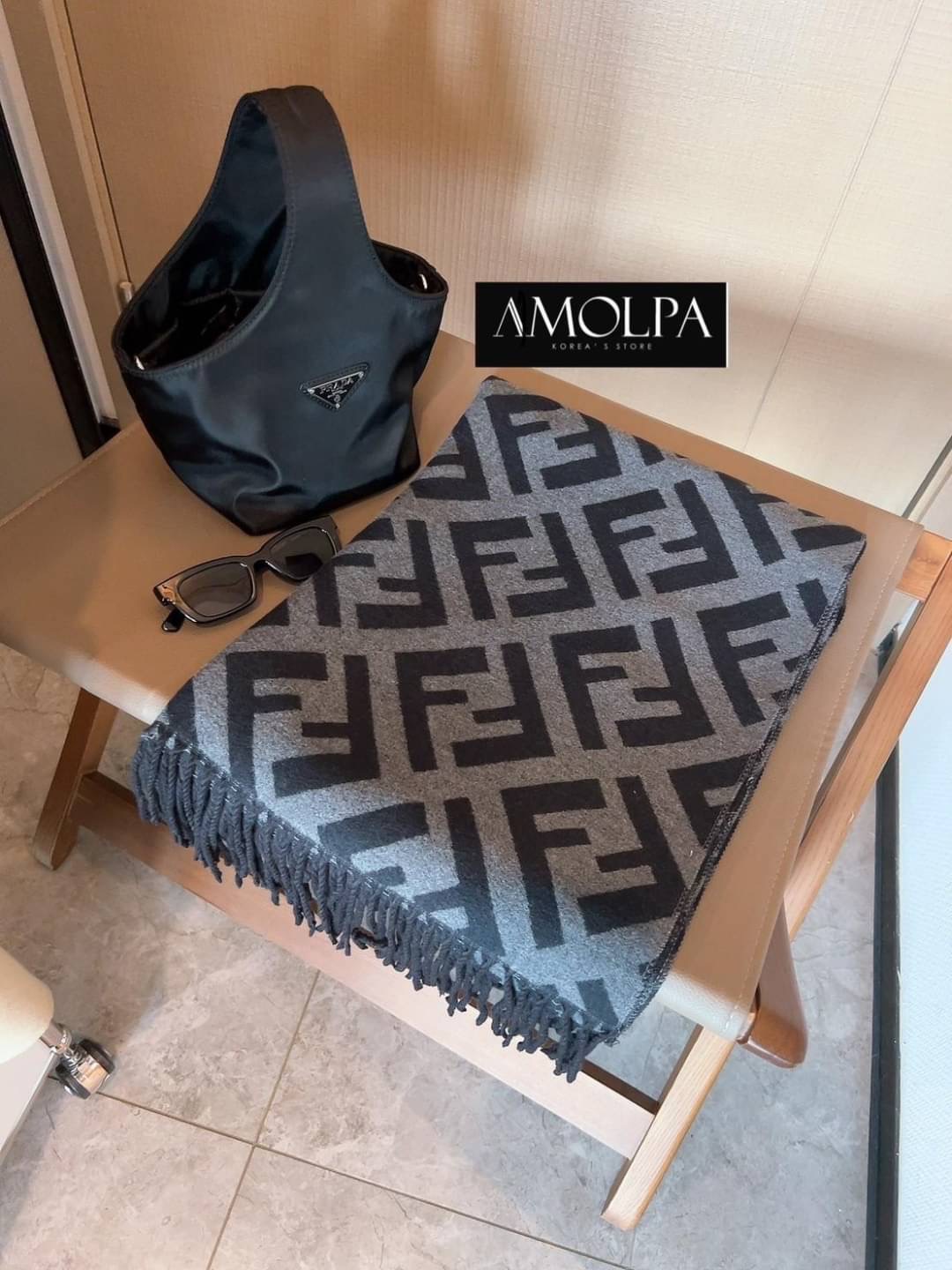 มาต่อที่ ACCESSORIES ผ้าพันคอ FENDI ผ้าหนานุ่มแน่นๆ เนื้องานละเอียด เกรดพรีเมียม ค่า ห้ามพลาดเลยน๊า NO BOX