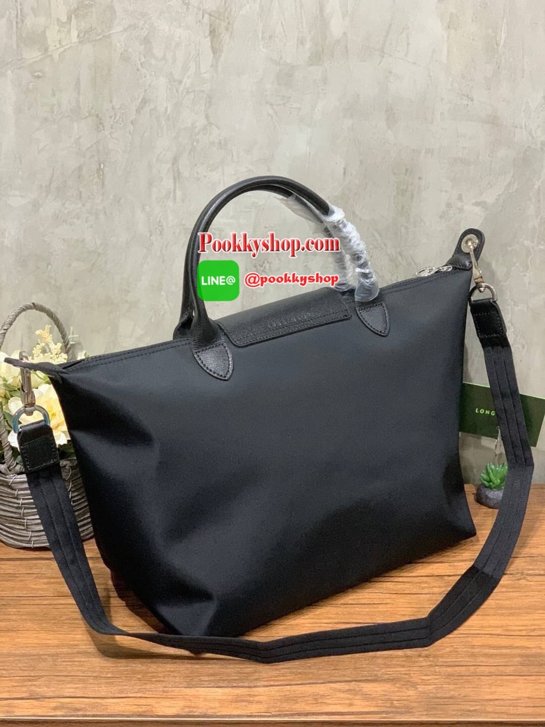 Longchamp Le Pliage Neo Size M มาพบกับกระเป๋ารุ่นยอดนิยม ที่สาวๆ ต้องมีไว้เก็บไว้สักใบ กระเป๋าโท้ทใบนี้ มาพร้อมกับสีที่มีสไตล์เรียบง่าย มีสายสะพายยาวช่วยให้คุณสามารถสะพายไหล่ได้อย่างสบาย ในขณะที่ที่ปิดแบบซิปช่วยให้คุณมั่นใจได้ว่าของด้านในมีความปลอดภัย Le