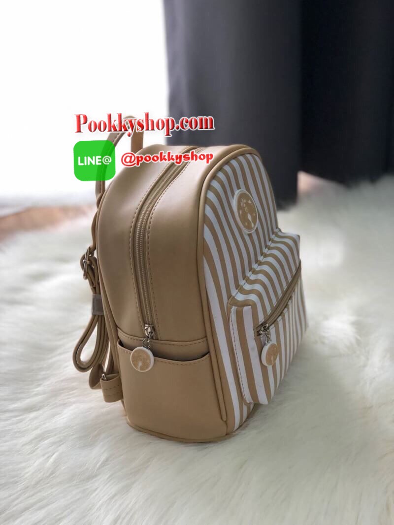 STARBUCKS BACKPACK กระเป๋าเป้สุดน่ารัก ขนาดกำลังพอเหมาะสำหรับใส่ของระหว่างวัน และช่องจัดเก็บอีกหลากหลายรูปแบบ ดีไซน์สวยนับเป็นอีกหนึ่งกระเป๋าเป้ที่พร้อมให้คุณได้สะพายออกไปข้างนอกได้ทุกวันอย่างมั่นใจ เพราะแมทช์เข้ากับทุกลุค รุ่นนี้แนะนำเลยค่า