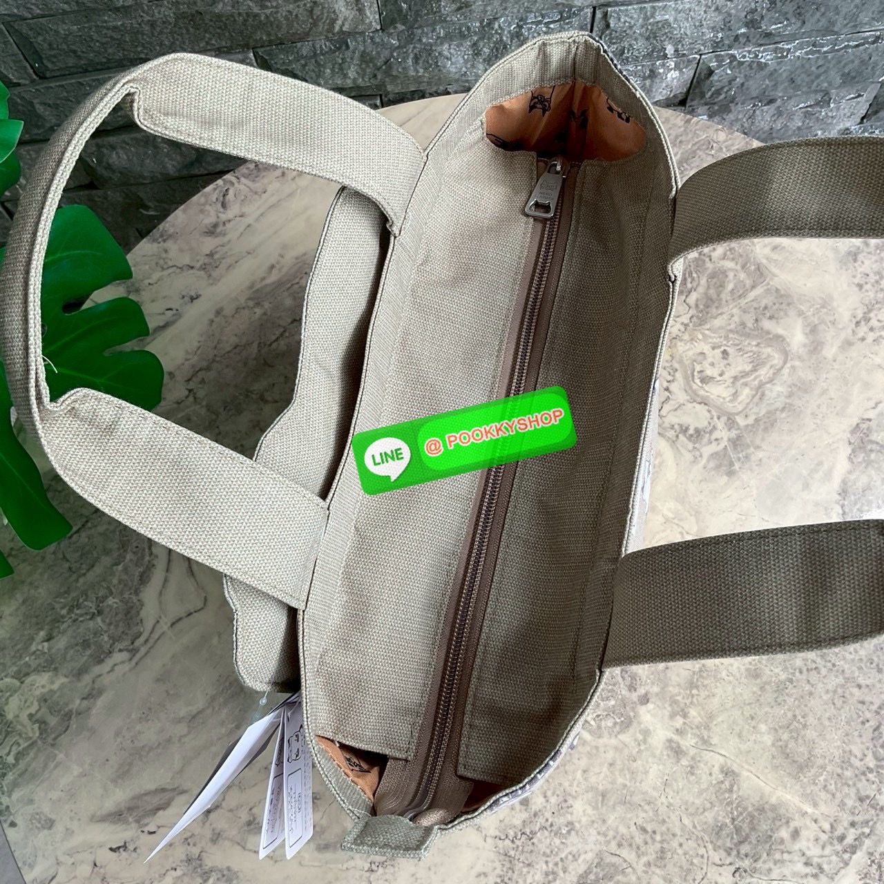 กระเป๋าถือ คล้องแขน ทรงโท้ทสุดเก๋และน่ารัก Nekomaruke Hamipoke Bag จาก Kusguru Japan กระเป๋าโท้ทสุดน่ารักใบนี้เหมาะสำหรับผู้หญิง และเป็นไอเทมใหม่ในคอลเลกชันฤดูใบไม้ผลิ/ฤดูร้อน 2025