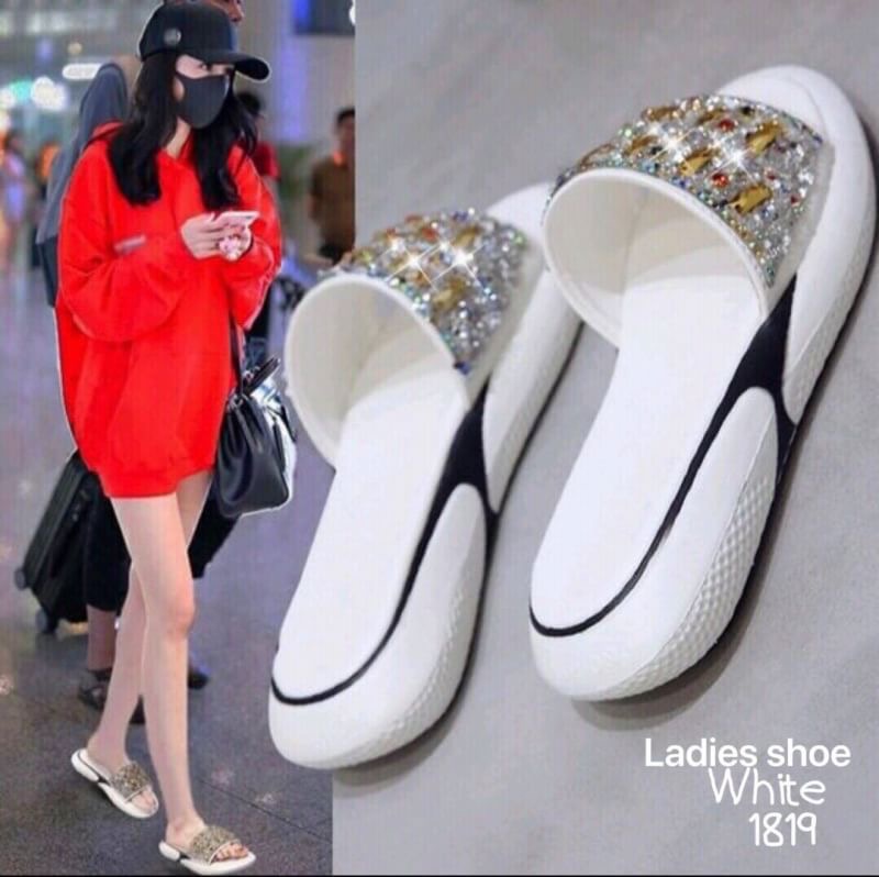 รองเท้าแตะชั่นนำเข้าสไตล์เกาหลี วัสดุพื้PU นุ่มน้ำหนักเบา ทรงสวมหนังแต่งอะไหล่วิ้งๆ ใส่ลำลองสบายๆขับผิวแมทง่าย