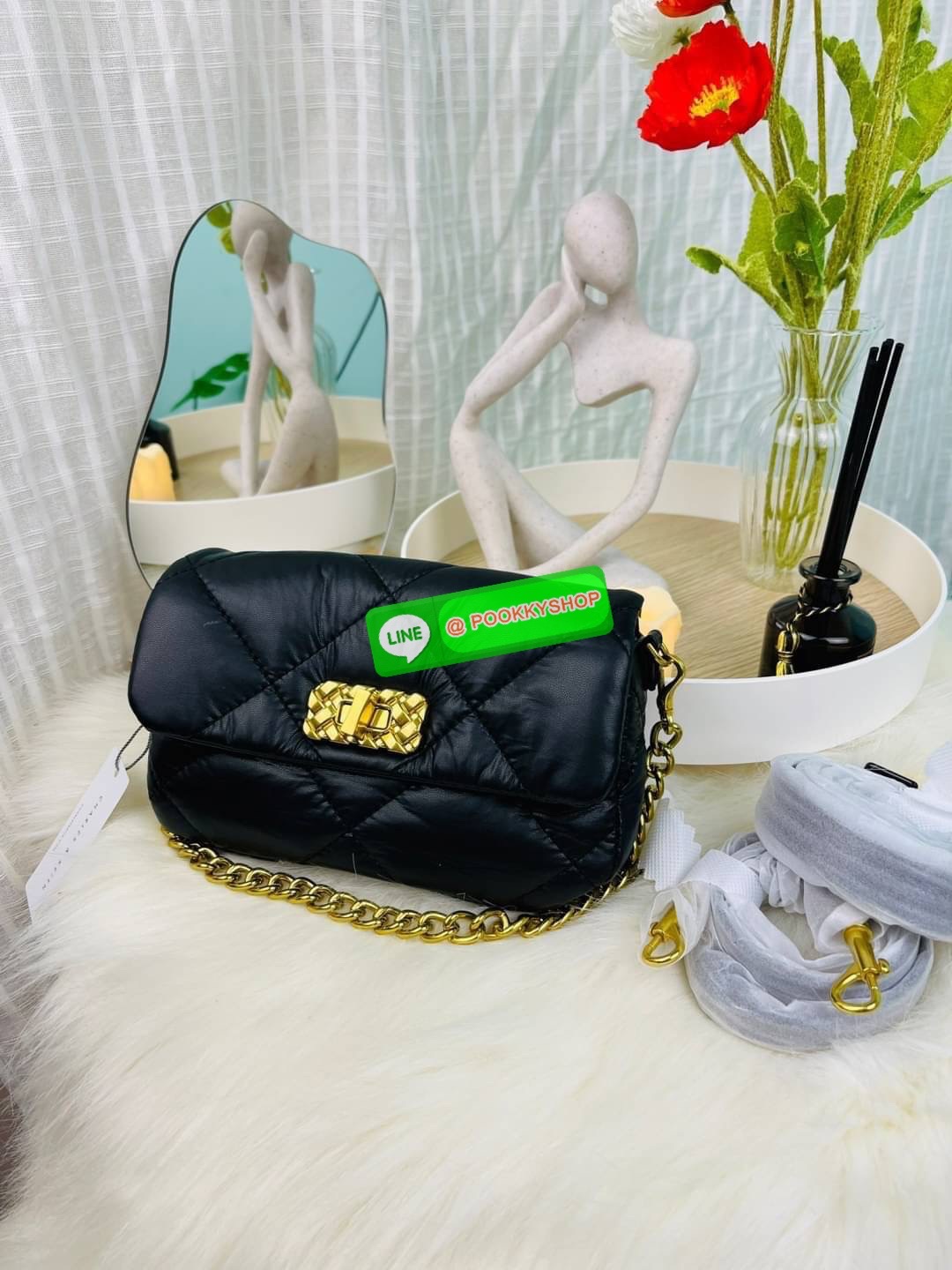 Charles & Keith Puffy Metallic Turn-Lock Crossbody Bag กระเป๋าใบมินิสีสันสดใส สะพายได้หลายแบบ เพิ่มความสดใสให้กับลุคของคุณด้วยกระเป๋าสะพายข้างทรงคลาสสิก มีสายคล้องแขนถอดสายได้ เปิดปิดแบบตัวหมุนล็อก ใส่ iPhone pro max ได้พร้อมกระเป๋าเงินใบเล็ก กุญแจรถ เป็น