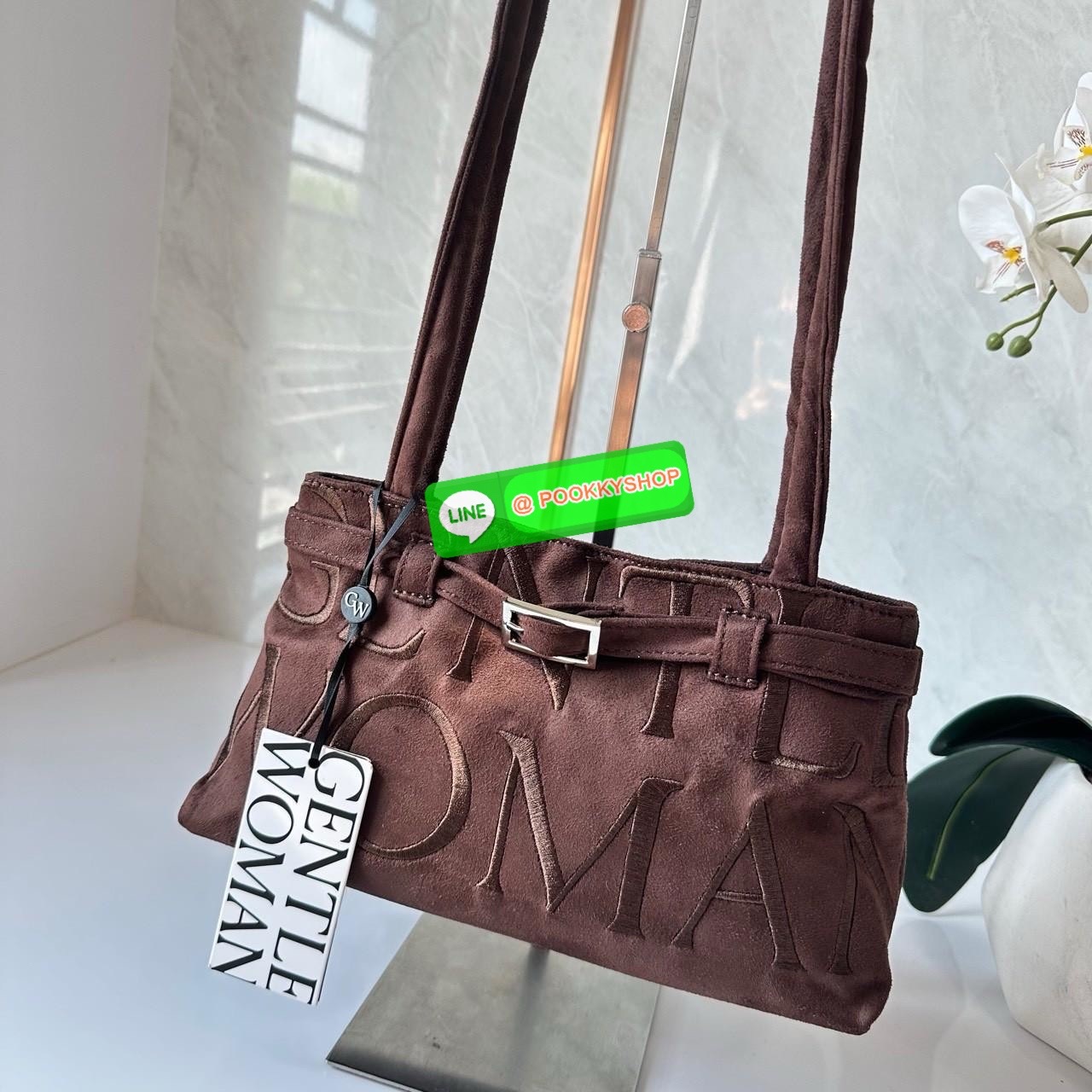 GENTLEWOMAN SUEDE BALLERINA BAG 🔖กระเป๋า Ballerina Bag ในวัสดุหนังกลับ (suede edition) พร้อมโลโก้ปักสีเดียวและรายละเอียดหัวเข็มขัด ทำให้ดูเก๋มีสไตล์โดดเด่น 🔖วัสดุ: หนังกลับ 🔖เปิด-ปิดแบบสแน๊บแม่เหล็ก ภายช่องโล่งกว้างจุของได้เยอะ