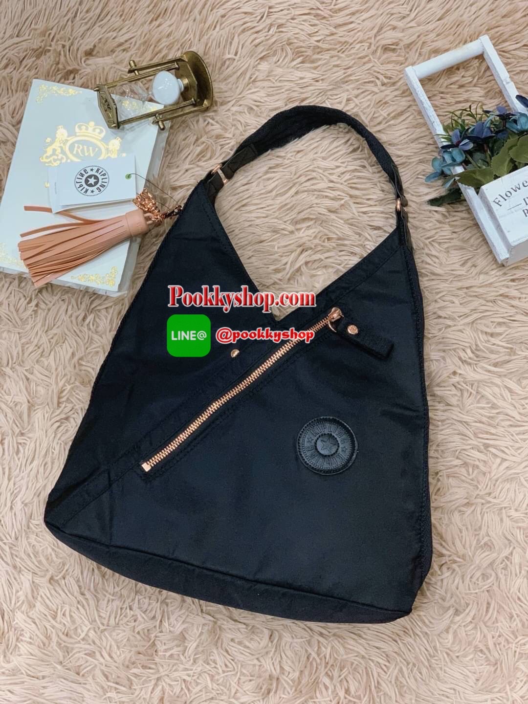 Kipling OLINA Medium Tote Bag Rose Bag คอลเลคชั่นใหม่จาก Paka Premium กระเป๋าถือหรือคล้องบ่าขนาดกลาง วัสดุ Polyester100% อะไหล่สีRose goldทั้งหมดรวมถึงเจ้าพวงกุญแจmonkeyและพู่หนังrubber เพิ่มความหรูหรา คอลเลคชั่นนี้เน้นความกว้างใส่ของได้อย่างจุใจ และยังมี