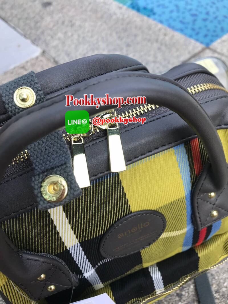 Anello Checked Hinge Clasp Mini Backpack เปิดตัวคอลเลคชั่นใหม่ปลายปีสุดน่ารัก วัสดุผ้าแคนวาสลายสก็อต และขอบบนล่างและด้านหลัง วัสดุpu โลโก้แบรนด์ด้านหน้าตัดหนังทรงกลม จุดเด่นในการใช้งานยังคงเหมือนเดิม ต่างที่ขนาดจะเล็กกว่ารุ่นออริจินัลไซส์มินินิดเดียว ผู้ใ