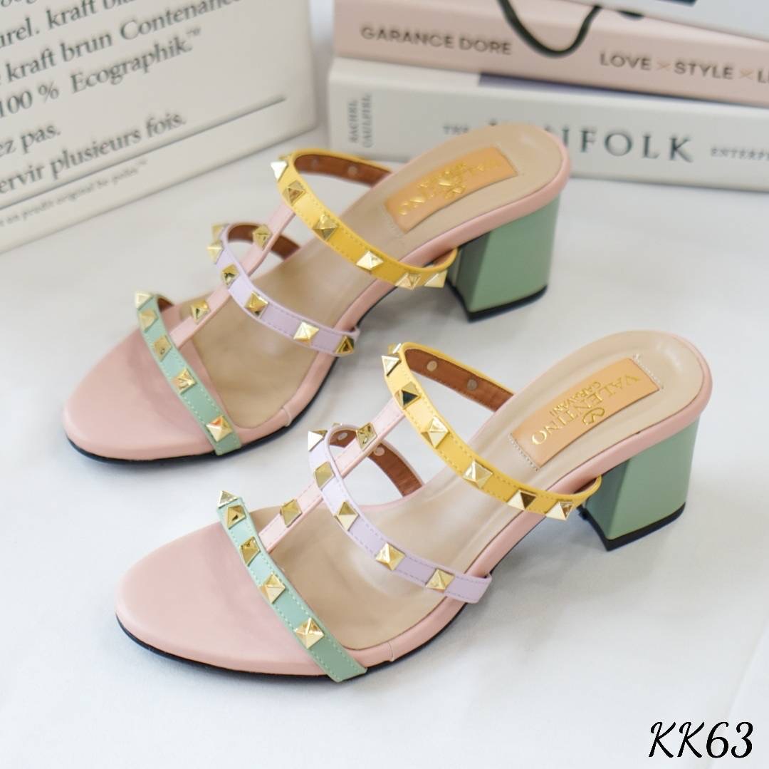 หวานกว่านี้ ก็น้ำตาลแย้วว พร้อมส่ง แบบมาใหม่ รองเท้าส้นตันสูง 2.5 นิ้ว ทรงสวม งานน่ารักมาก เล่นสีพาสเทล ทูโทน เข้ากันสุดๆ ตอกหมุดทองด้วยมือทีละเม็ด ขอบอกว่างานสุดประณีต สวยมากเลยจ้ะแม่