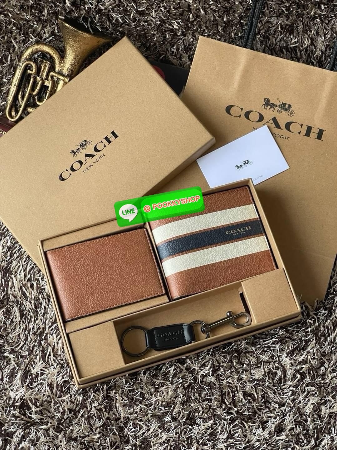 COACH BOXED 3-IN-1 WALLET GIFT SET IN SIGNATURE ชุดเซ็ทกระเป๋าสตางค์และพวงกุญแจจาก Coach กระเป๋าสตางค์หนังแคนวาสพิมพ์ลายทั้งใบ โดดเด่นด้วยดีไซน์เรียบหรู ร่วมสมัย และมีเอกลักษณ์เฉพาะตัว ด้านในประกอบด้วยช่องใส่ธนบัตร 2 ช่อง ช่องใส่บัตร 8 ช่อง และช่องว่างด้า