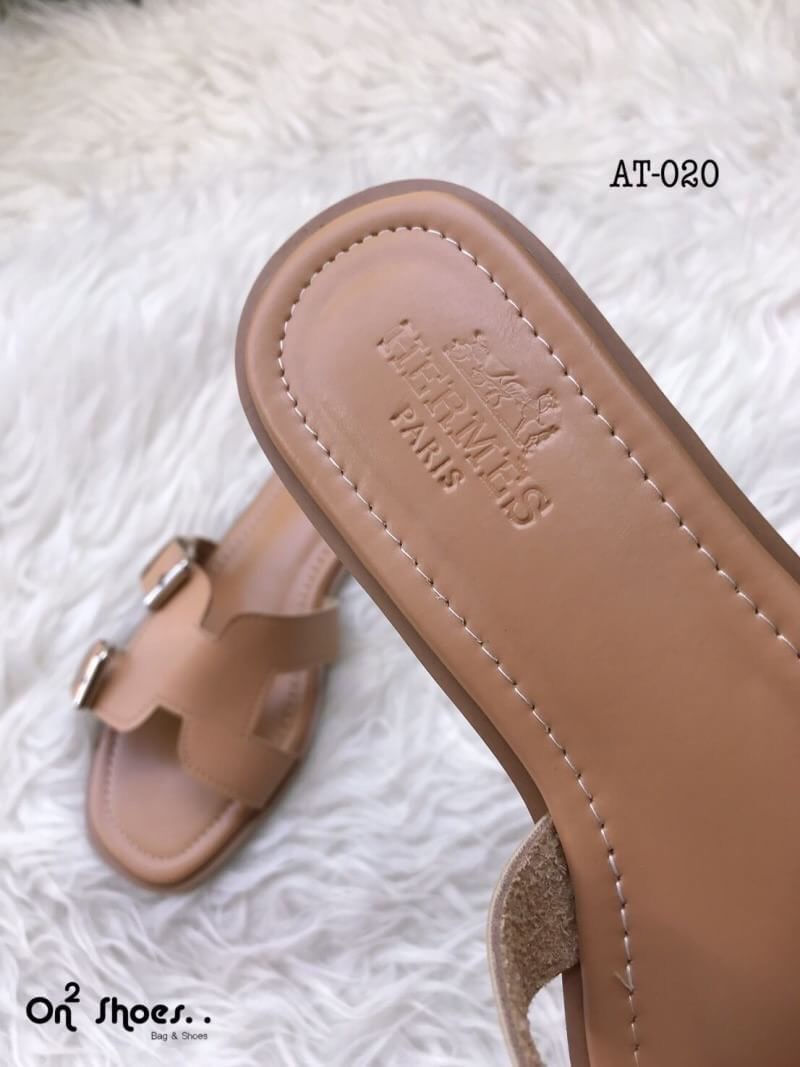 Hermès sandal เข้าแล้วค่ะ..แตะ Hermès รอบนี้หนังดีเวอร์ พื้นปั้มแบรนด์ปั้มนูนชัดแจ๋ว พื้นนิ่มใส่สบาย สวยเบอร์แรงรอบนี้ห้ามพลาดเลยจ้า **รูปสินค้าถ่ายจากงานจริง