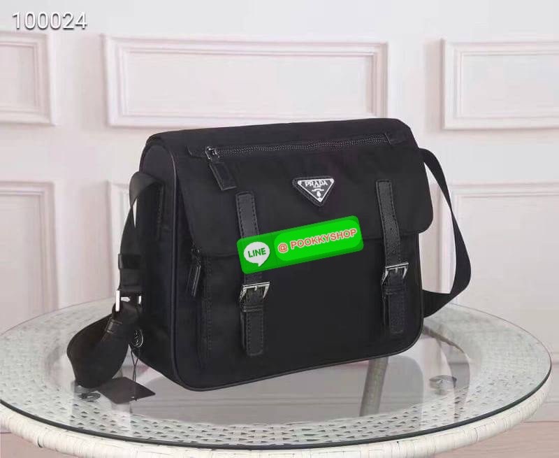 Prada Nylon Travel Bag กระเป๋าถือวัสดุผ้า nylon เนื้อหนา ใบใหญ่ คุณภาพดี อะไหล่เงินสวยหรู ผสมหนังแท้ ด้านหน้าประดับ logo brand ช่องหลักเปิดปิดด้วยซิป ภายในโล่งกว้างจุได้เยอะแบบจุใจ มีช่องซิป และช่องเล็ก ซับในพิมพ์ลายโลโก้แบรนด์สวยๆ มาพร้อมสายสะพายยาว ปรับ