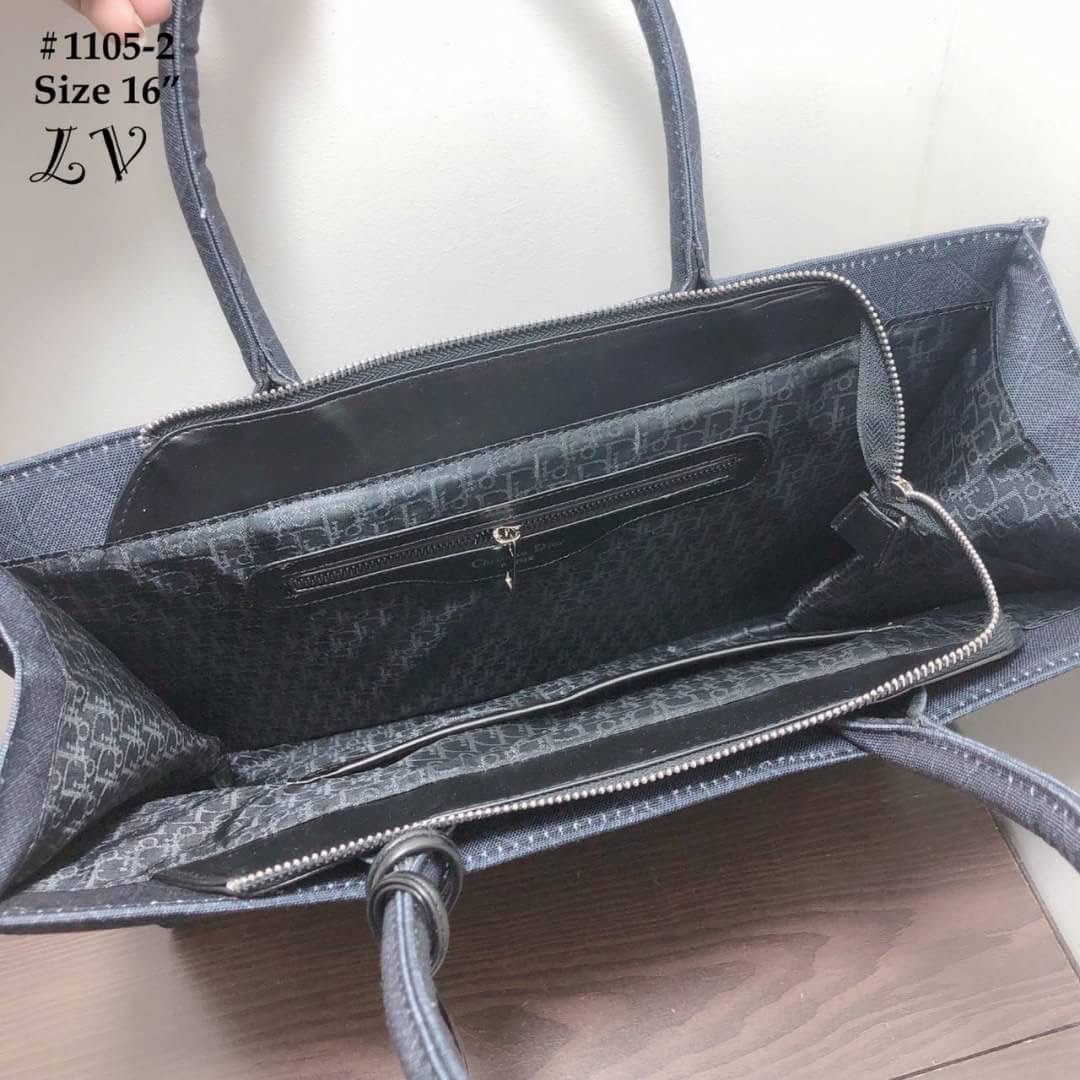 กระเป๋าชอปปิ้ง แบรนด์ CHRISTIAN DIOR วัสดุตัวกระเป๋าทำจากผ้าแคนวาส ปั๊มทุกจุดตามภาพ งานพรีเมี่ยม มาพร้อมถุงผ้าdior