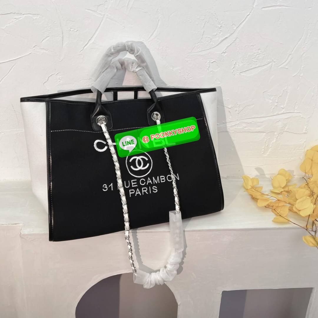 🌟 New Arrival !! รุ่นที่สาวๆรอคอย CHANEL CANVAS TOTE BAG จากงานพรีเมี่ยม VIP GIFT รุ่นดังเลยค้า SIZE ใหญ่อลัง ตัวกระเป๋าเป็นผ้า CANVAS เนื้อดีสมราคา อะไหล่เงินปั้มแบรนด์แท้ทั้งใบ ด้านหน้าปักแบรนด์สุดหรู จุของได้เยอะมากก มีช่องซิป/ใส่ของเป็นสัดส่วน