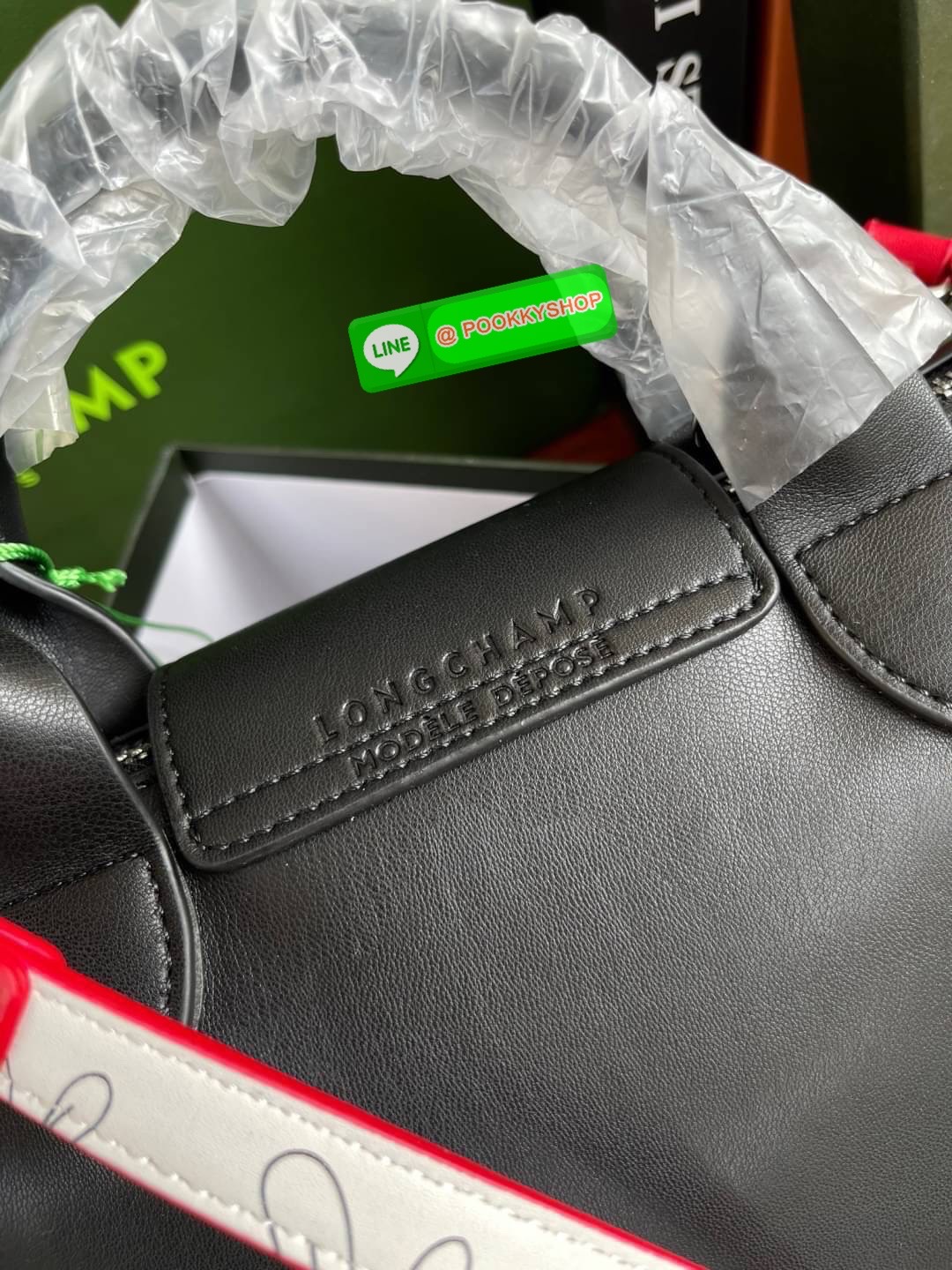 Longchamp Year of OX LE PLIAGE CUIR TOP HANDLE BAG XS Celebrate 2021! ต้อนรับปีวัวด้วยคอลเล็คชั่นพิเศษ วัสดุหนังเมทิส (Metis) หรือหนังแกะเนื้อนุ่มมาพร้อมหูจับขนาดสั้นเหมาะถนัดมือ กระเป๋าทรงไอคอนนิกพร้อมลวดลาย animation สุดน่ารักตรงยุคสมัย เอาใจผู้ที่ชื่นช