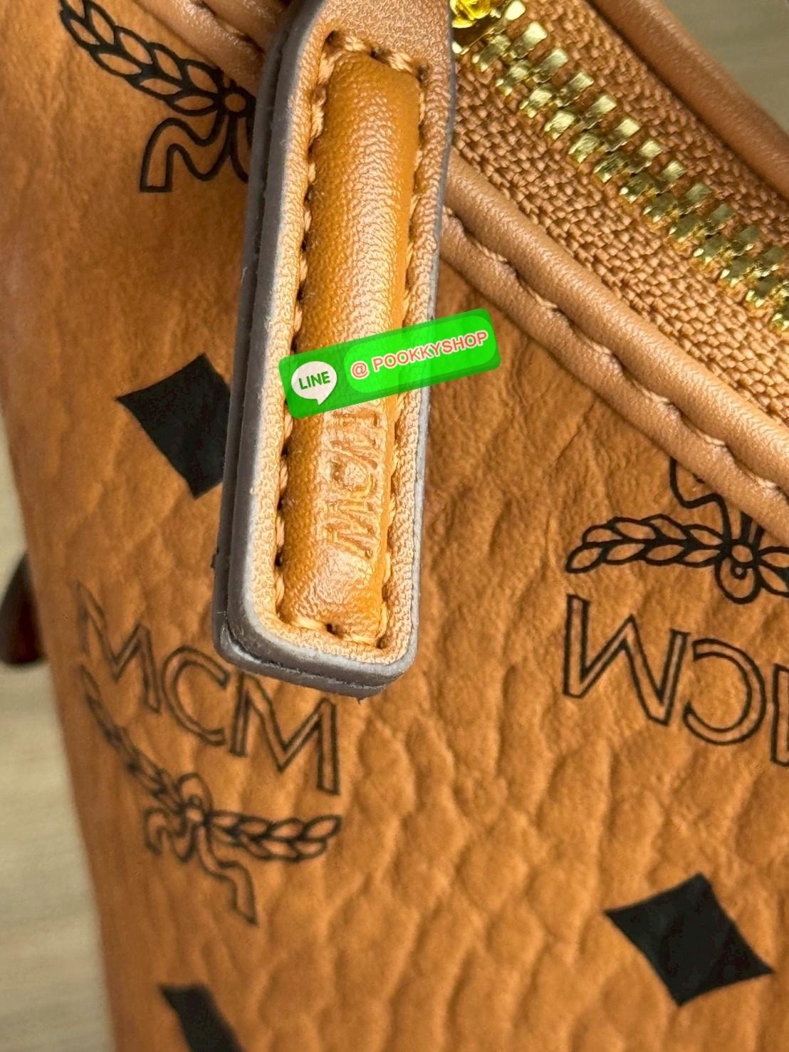 MCM Aren Hobo In Visetos กระเป๋าสไตล์คลาสสิก โดดเด่นด้วยรูปลักษณ์ ที่สามารถสะพายขึ้นไหล่ และยังมีสายสะพายเพิ่มให้1เส้น ต่อเป็นสายยาวสะพายพาดลำตัวได้ ฝากกระเป๋าเปิดปิดด้วยซิป แต่งดีเทลแท็กหนังที่ถอดออกได้และกุญแจพร้อมลูกสลักโลโก้