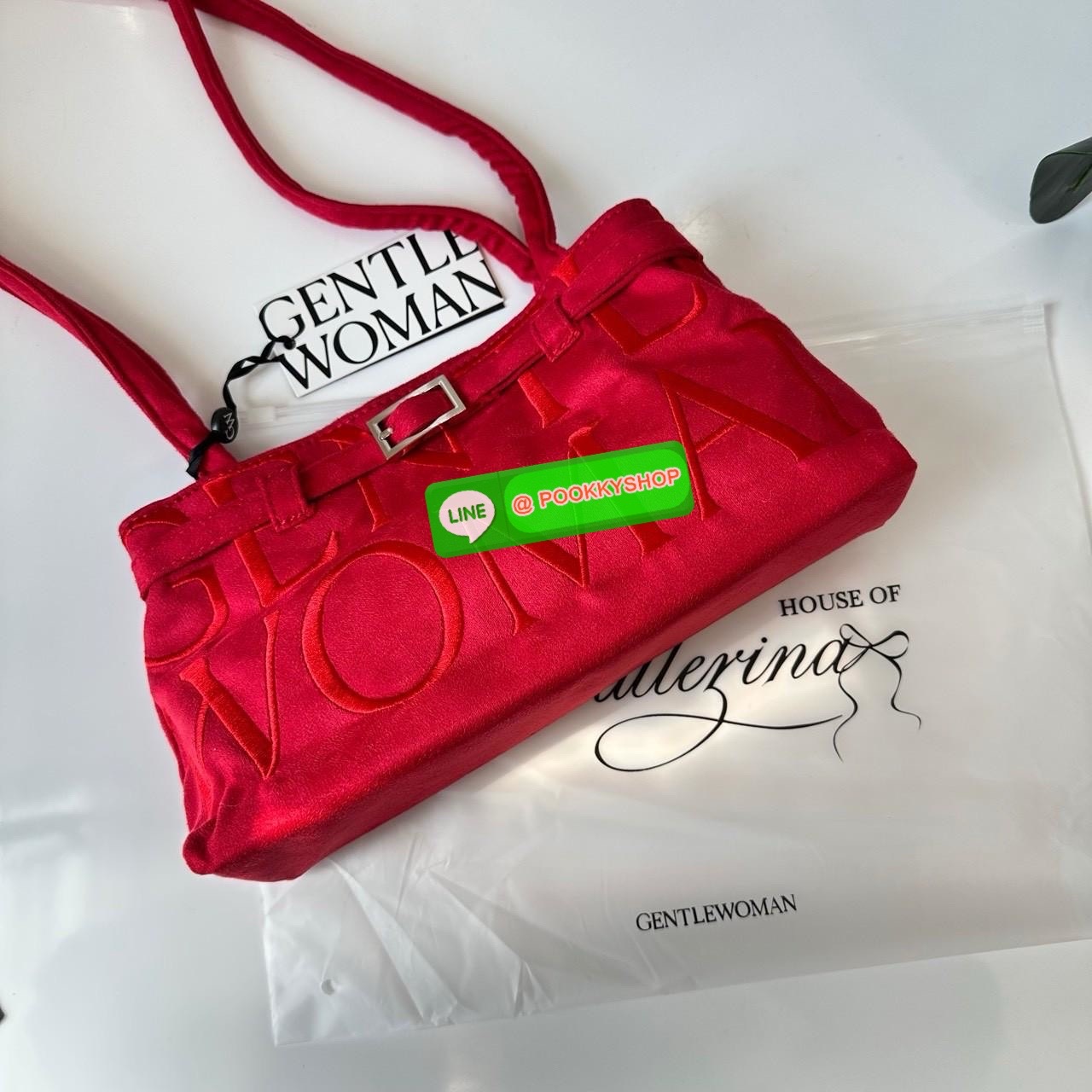 GENTLEWOMAN SUEDE BALLERINA BAG 🔖กระเป๋า Ballerina Bag ในวัสดุหนังกลับ (suede edition) พร้อมโลโก้ปักสีเดียวและรายละเอียดหัวเข็มขัด ทำให้ดูเก๋มีสไตล์โดดเด่น 🔖วัสดุ: หนังกลับ 🔖เปิด-ปิดแบบสแน๊บแม่เหล็ก ภายช่องโล่งกว้างจุของได้เยอะ