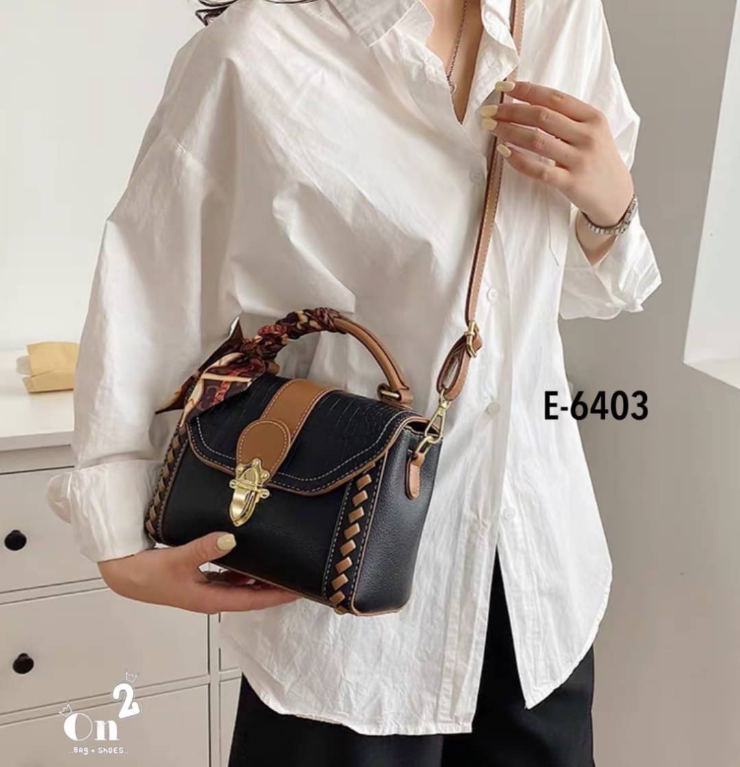 สุดปังงงไปเลยค่าา ทรงเหลี่ยม ฝาปิดลายหนังจระเข้ อะไหล่ทอง มาพร้อมสายสะพายยาว 1 เส้น สามารถถอดสาย ถือเก๋ๆได้ หรือใส่สายยาว crossbody ได้เลยค่ะ