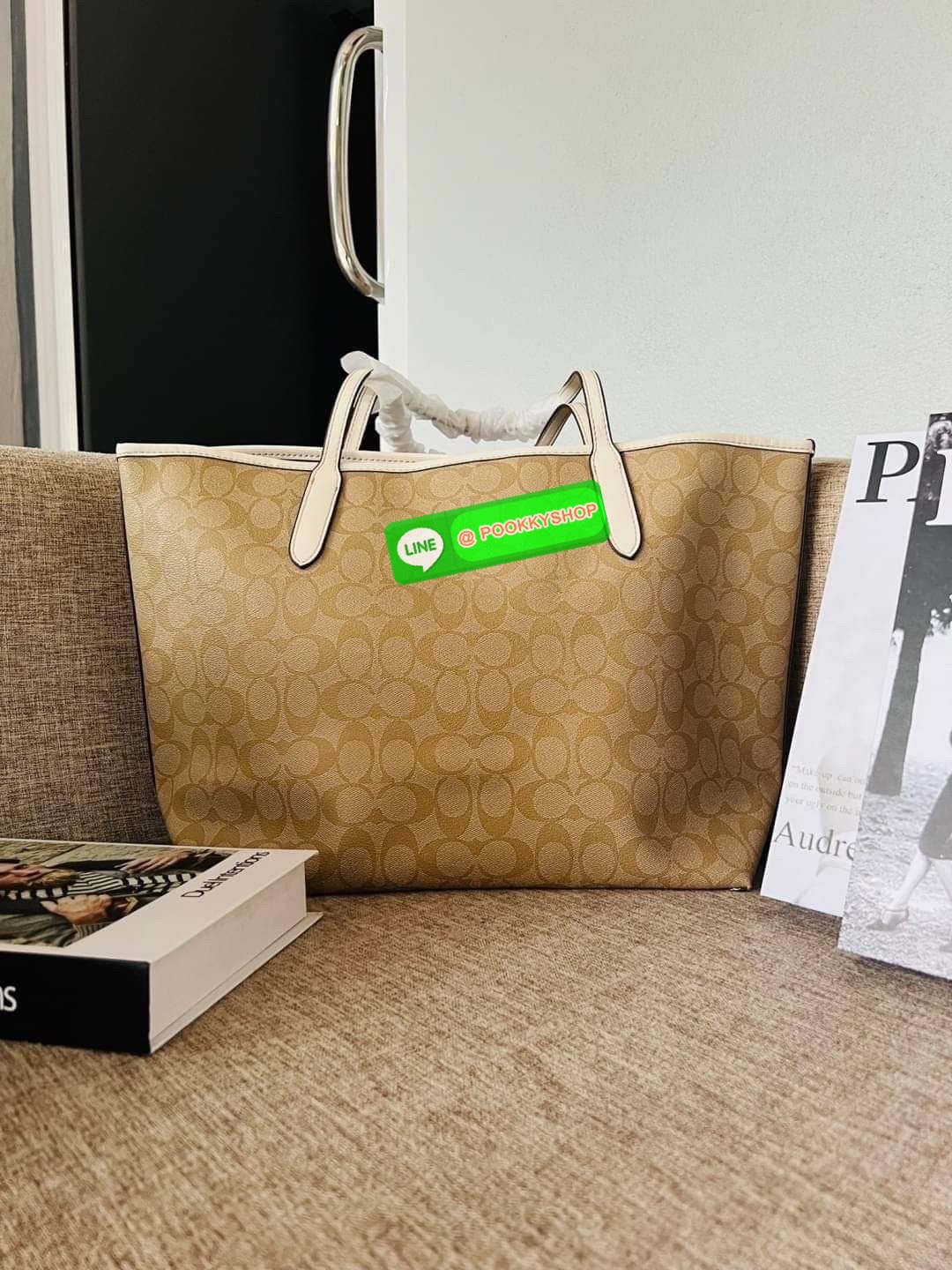 NEW 🌟🌟 CITY TOTE IN SIGNATURE CANVAS WITH HORSE AND CARRIAGE PATCHWORK GRAPHIC Coach CA607 City Tote ในแคนวาสซิกเนเจอร์ สี Gold/Light Khaki Multi ผ้าใบเคลือบซิกเนเจอร์และหนังเรียบ ด้านในกระเป๋าซิป ปิดสแน็ป หูจับ 10" ดรอป