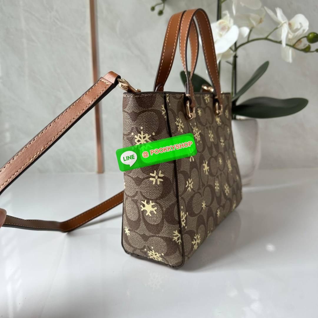 Coach Alice Satchel In Signature Canvas With Snowflake Print (CF378) 👜คอลเลคชั่นใหม่ต้อนรับเทศกาลที่ใกล้ถึงนี้ ลวดลายหิมะ ดีไซต์สวย เรียบหรู สะพายได้ทุกโอกาส วัสดุหนังแคสวาน หูจับและสายหนังแท้ เปิดปิดด้วยซิป ภายในกระเป๋าช่องโล่ง ใส่ของได้เยอะ มีช่