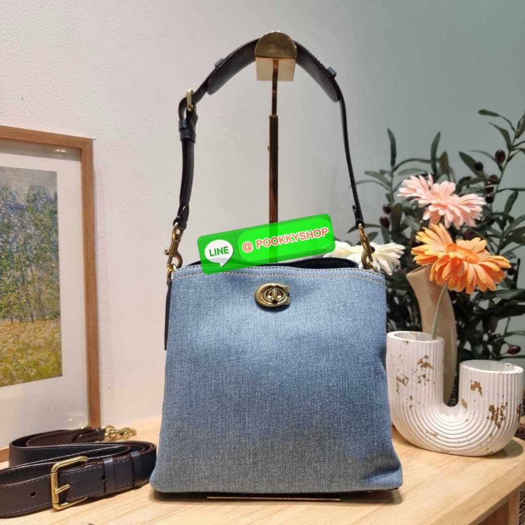 COACH CS241 WILLOW BUCKET BAG 🔆 Details ไอเท็มขายดี the best seller ที่สวยแบบมองไม่เลิก!! สวยแบบทำถึง!! กระเป๋าสะพายไหล่ทรงสวย ดีไซน์คลาสสิควินเทจ สีเดนิมดูโดดเด่น เปิดปิดด้วยตัวบิดล็อค และอีกฝั่งเป็นกระดุมแม่เหล็ก