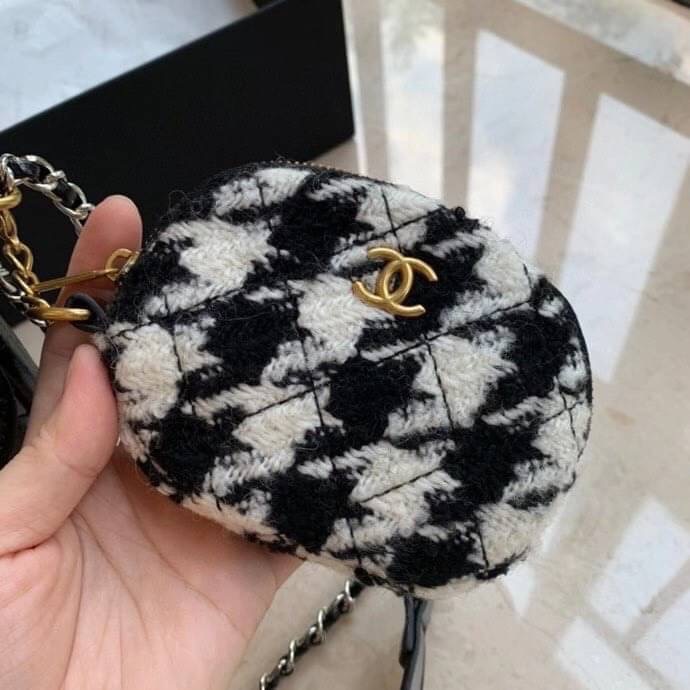 Chanel Shoulder Bag VIP Gift With Purchase (GWP) พรีเมี่ยมกิ๊ฟรุ่น Limited วัสดุหนัง pu เปิดปิดด้วยฝาปิดตัวล๊อคอะไหล่ทองและซิป หัวซิปแบรนด์ สามารถใส่ มือถือ iphone+ ของใช้จุกจิกได้เยอะ และมีกระเป๋าใส่เหรียญถอดได้ สายโซ่ร้อยหนังอะไหล่ทอง+เงิน Crossbody มาพ