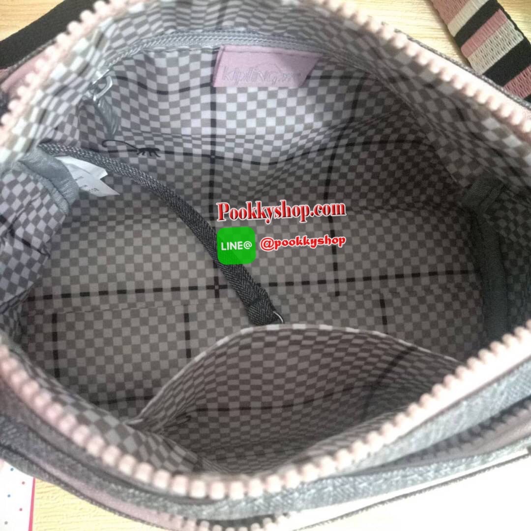 KIPLING Mini Crossbodybag กระเป๋าสะพายข้างขนาดกะทัดรัด ผลิตจากวัสดุ Nylon+ Polyester100% มีช่องใช้งานแยกย่อยมากถึง 4 ช่อง -ด้านหน้ามีช่องซิป 2 ช่อง -ช่องหลักโล่ง กว้าง จุของใช้ได้เยอะ -ด้านหลังมีช่องซิปอีก 1 ช่อง มาพร้อมพวงกุญเเจลิง สายสะพายยาวสามารถปรับไ
