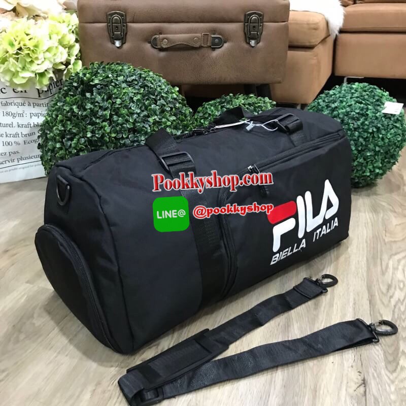 MUST HAVE! FILA LARGE TRAVEL BAG แบรนด์สัญชาติอิตาลีที่มีประวัติยาวนานกว่า 100 ปีมาแรงที่สุดในเกาหลีและไทยดีไซน์ Unisex ใช้ได้ทั้งชายหญิง ใบใหญ่จุใจ น้ำหนักเบา วัสดุ Nylon&Polyester100% กันน้ำ ด้านหน้ามีโล้โก้และช่องซิป เปิดปิดด้วยซิปสะดวกใช้ มีช่องใส่รอง