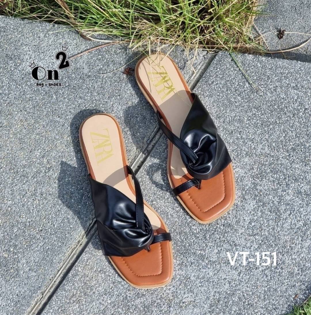 New in🦋🦋รองเท้าแตะ Zara แบบสวมนิ้วโป้งดีไซสน์หนังด้านข้างสวยเก๋มากๆค่ะ งานหนังPU เย็บอย่างดีพื้นเสริมนิ่ม ทนทานใส่สบายใส่ออกมาสวยค่ะ