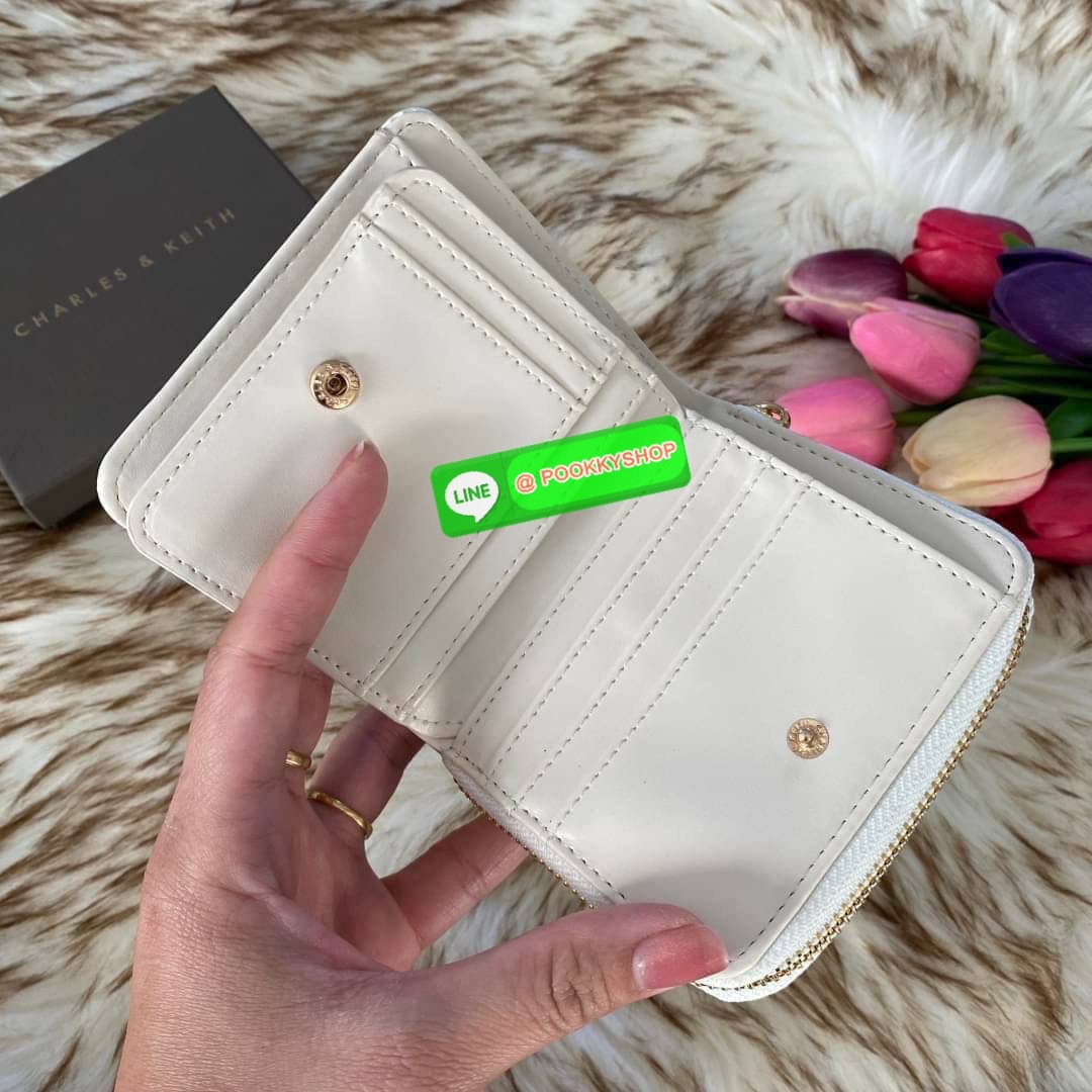 CHARLES & KEITH COMPACT WALLET กระเป๋าตังใบสั้นฟังก์ชันครบ!! ด้านหน้ามีโลโก้แบรนด์ มีช่องซิปใส่เหรียญ เปิดปิดแบบกระดุม ด้านในมีช่องใส่การ์ด 16 ช่อง มีช่องใส่ธนบัตรตามยาว ไม่ต้องพับแบงค์ค่า คุ้มมากๆเลยใบนี้
