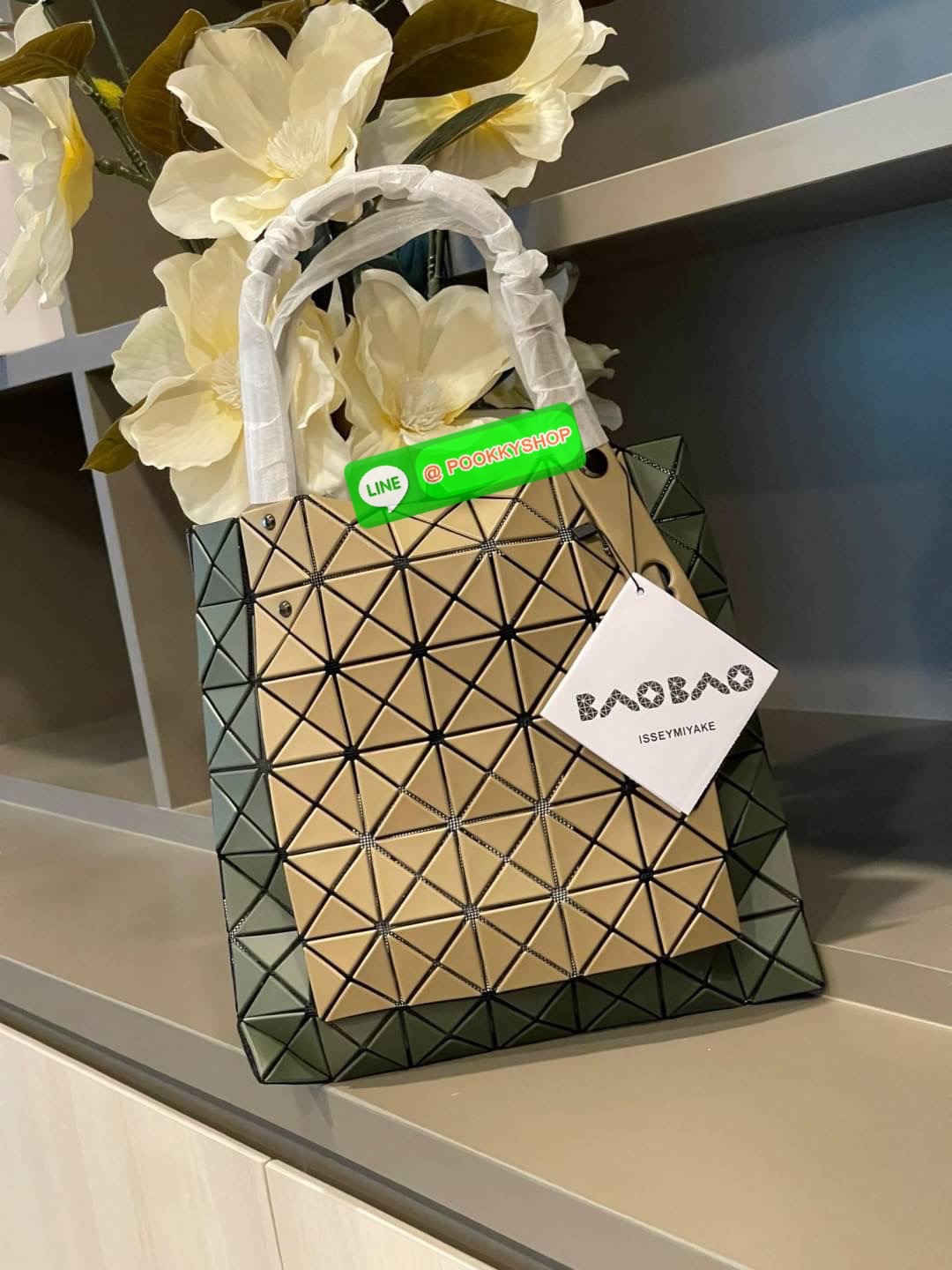 Baobao Issey Miyake Prism Kangaroo tote bag กระเป๋าถือทรงโท้ทที่ประดิษฐ์ขึ้นอย่างเชี่ยวชาญในญี่ปุ่น มาพร้อมแผงเรขาคณิตสำหรับการออกแบบที่ได้รับแรงบันดาลใจจากกระดาษพับ ซิลลูเอทอันเป็นเอกลักษณ์นี้ปิดท้ายด้วยสายรัดแบบอสมมาตร มีการพัฒนาโครงสร้างทรงสามเหลี่ยมเพ
