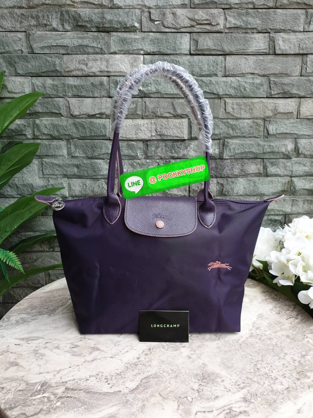 Longchamp Le Pliage Club Tote Bag Size S หูยาว วัสดุเนื้อผ้า Nylon Canvas เคลือบกันนำ้ ตัดด้วยหนังแท้ที่มีน้ำหนักเบา ดีไซน์เรียบง่ายแต่เต็มไปด้วยความคลาสสิก จนเป็นที่ชื่นชอบไปทั่วโลก Longchamp ปรับโฉม LE PLIAGE ด้วยการปักลายรูปม้า-ตราสัญลักษณ์ของแบรนด์บนผ